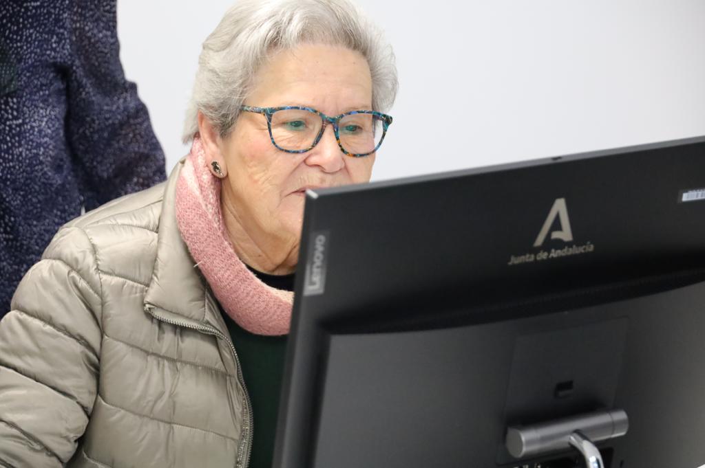 El programa para los mayores incluye la formación en informática y navegación por internet. 