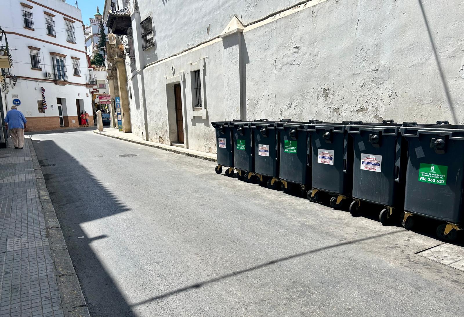 Contenedores que forman parte del refuerzo de limpieza pública.