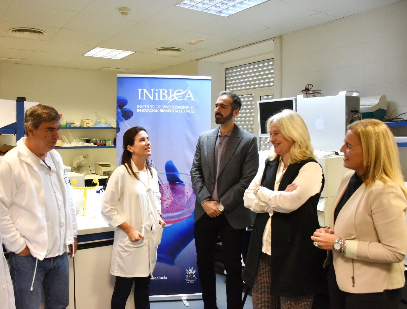 Investigadores y delegadas en la visita al centro en el Puerta del Mar.