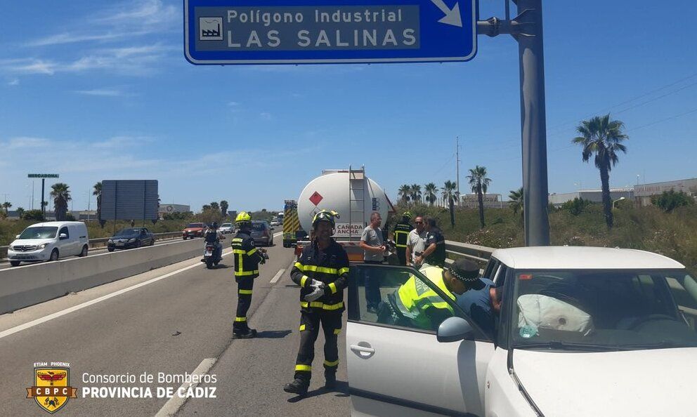 El turismo en un primer plano y el camión al fondo.