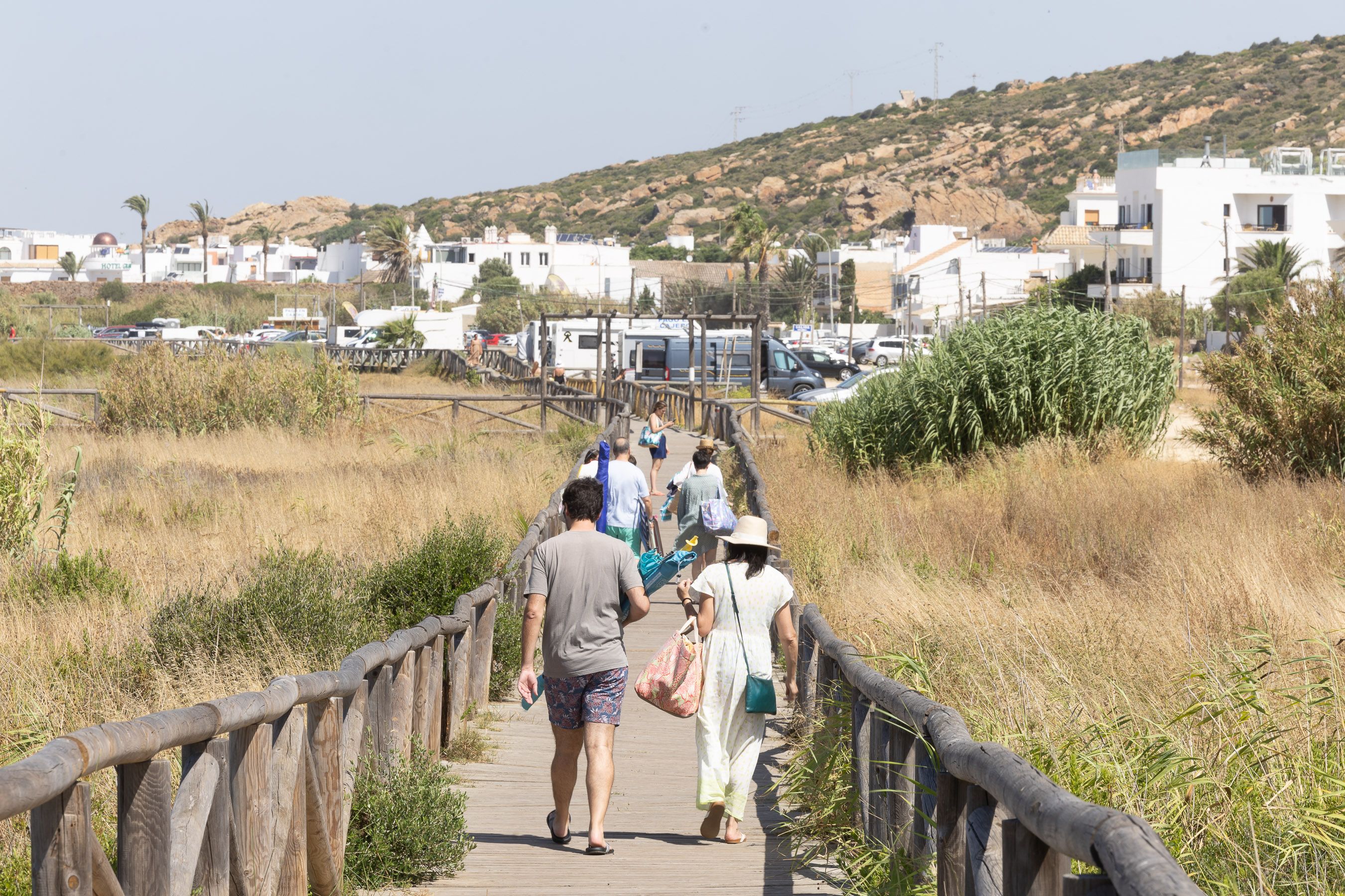 Un sendero junto a la playa del Carmen en Zahara de los Atunes, este pasado verano.