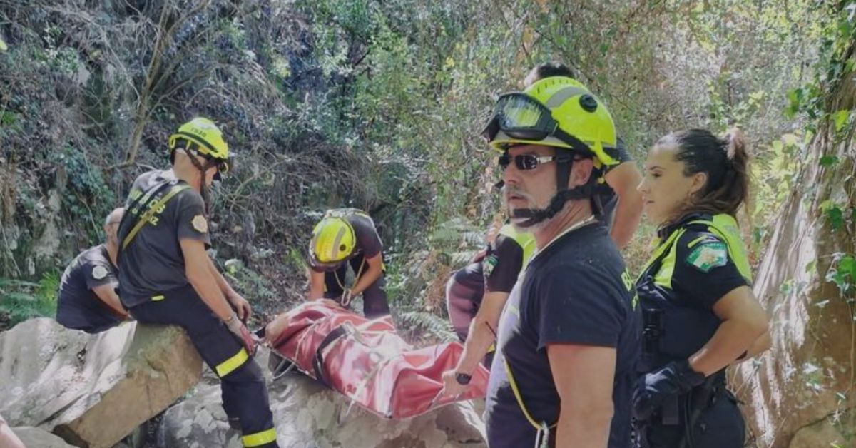 Bomberos, trasladando a la mujer accidentada en el Río de la Miel.