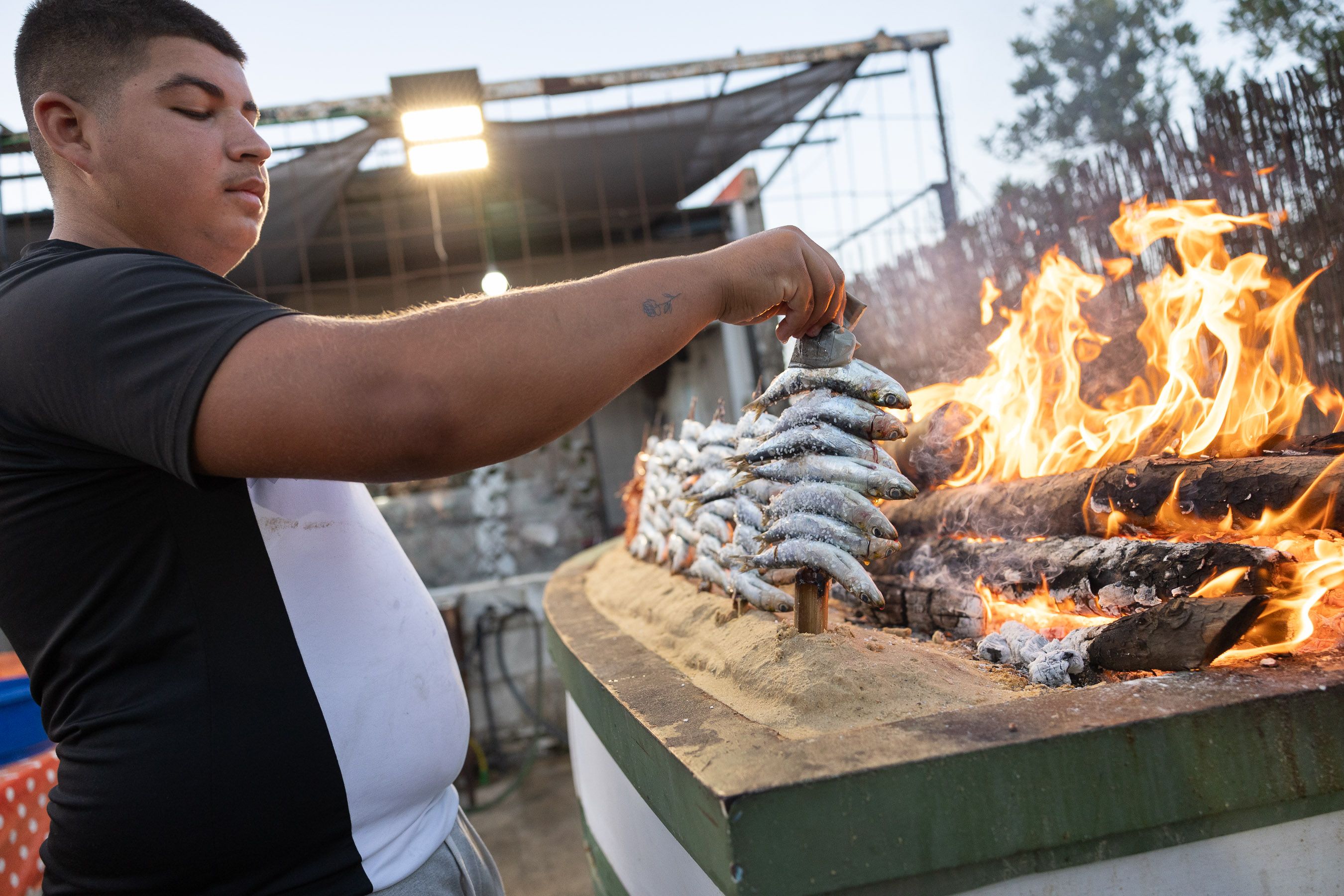 Espetos de sardinas a todo 'gas' en El Chinchal.