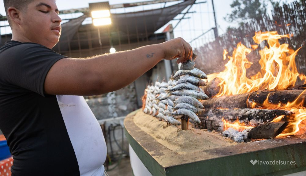 Espetos de sardinas a todo 'gas' en El Chinchal.