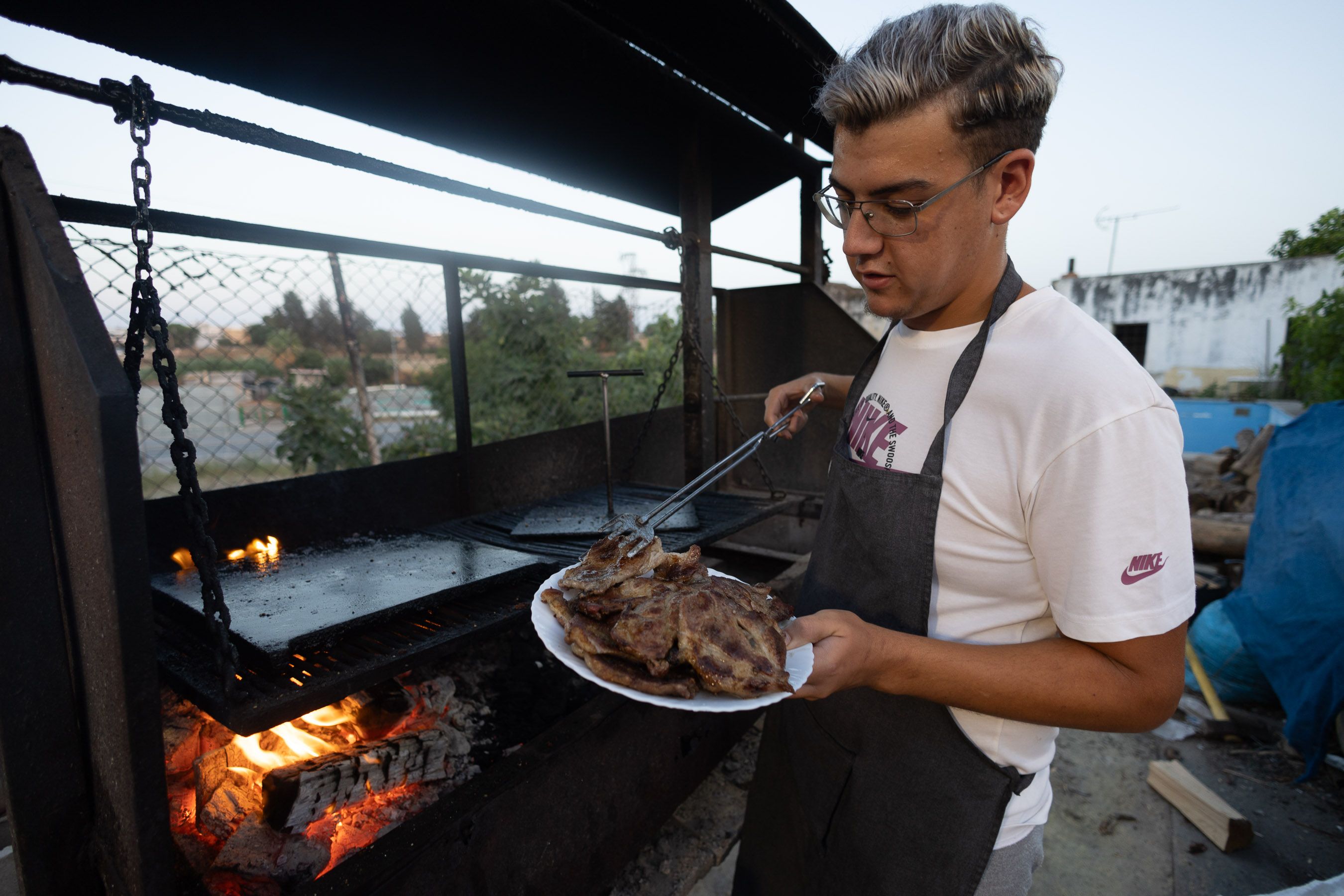 Un camarero de El Chinchal con un plato de sardinas.