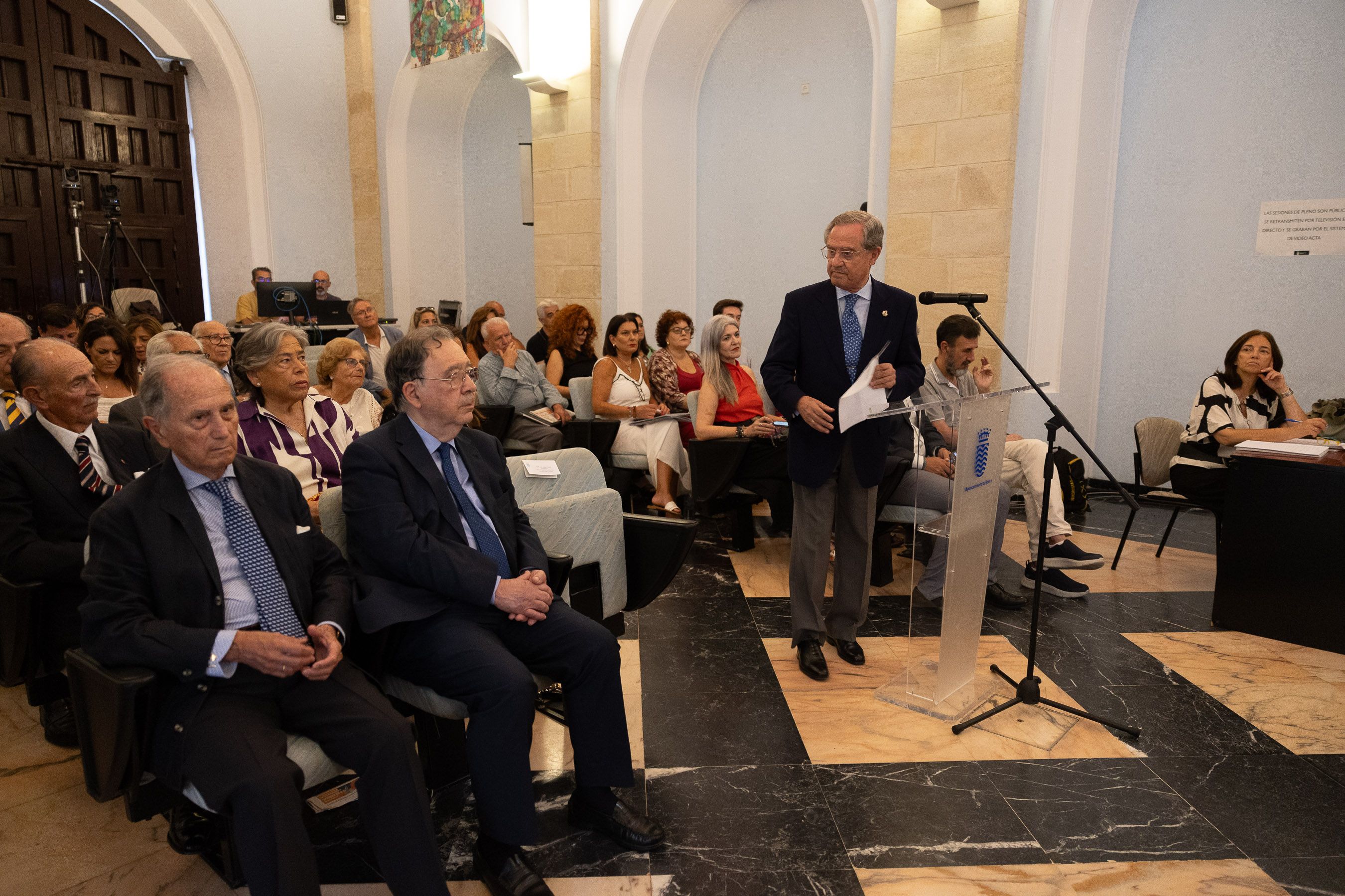 El presidente de la Academia en su intervención en el pleno. 