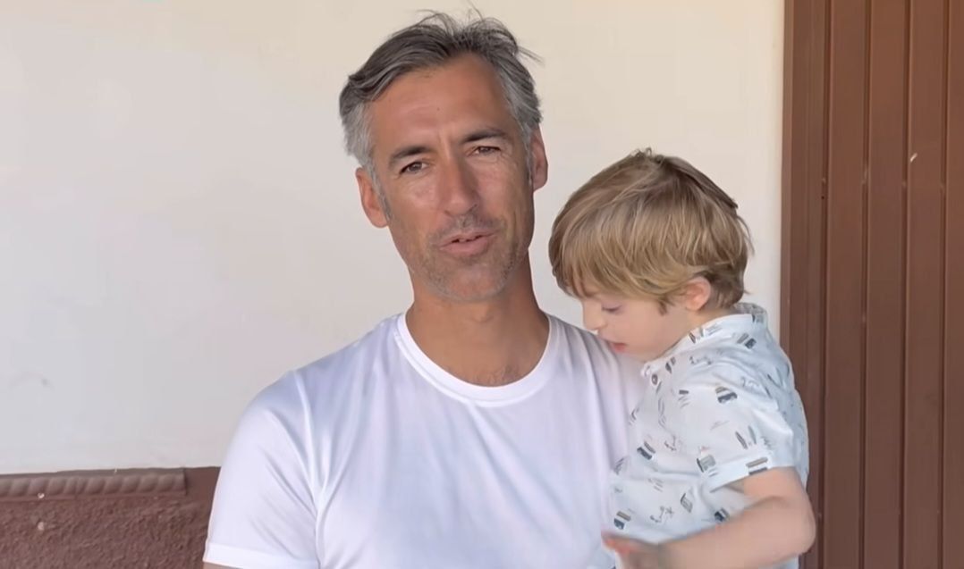 Manuel, el pequeño de tres años con dos enfermedades raras, junto a su tío.