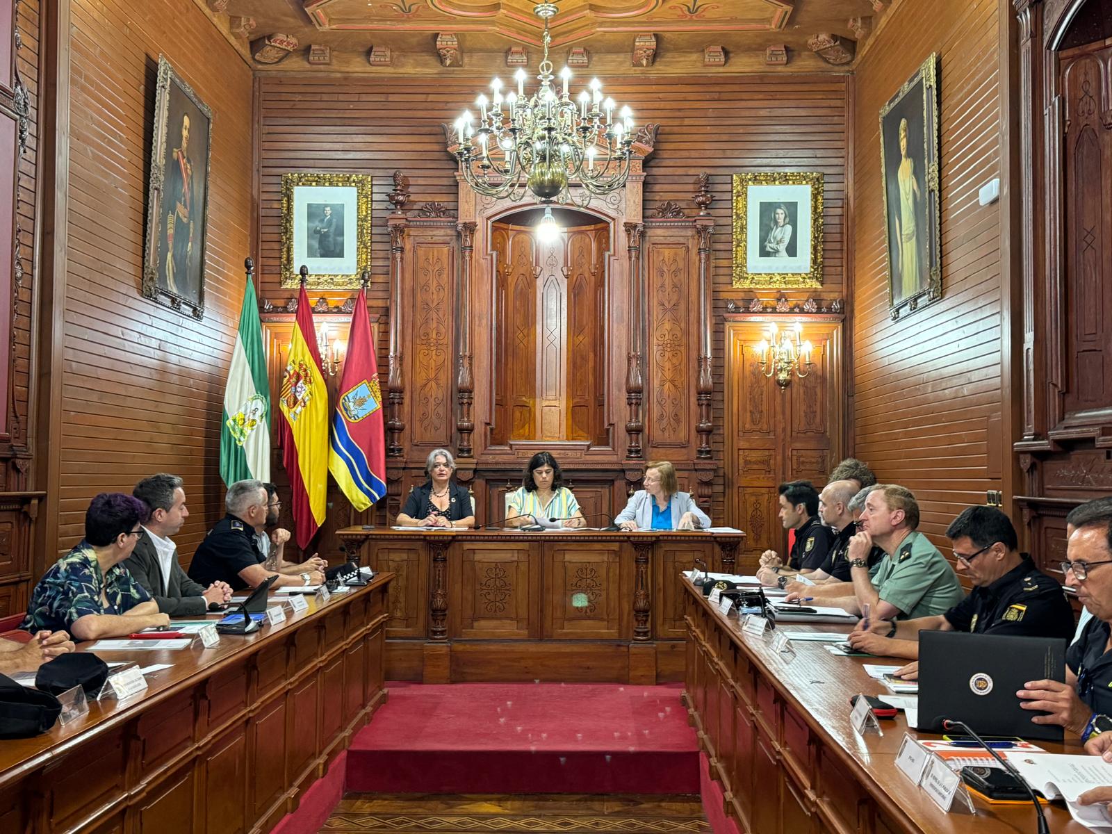 El salón de plenos durante la junta local de seguridad. El salón de plenos durante la junta local de seguridad.
