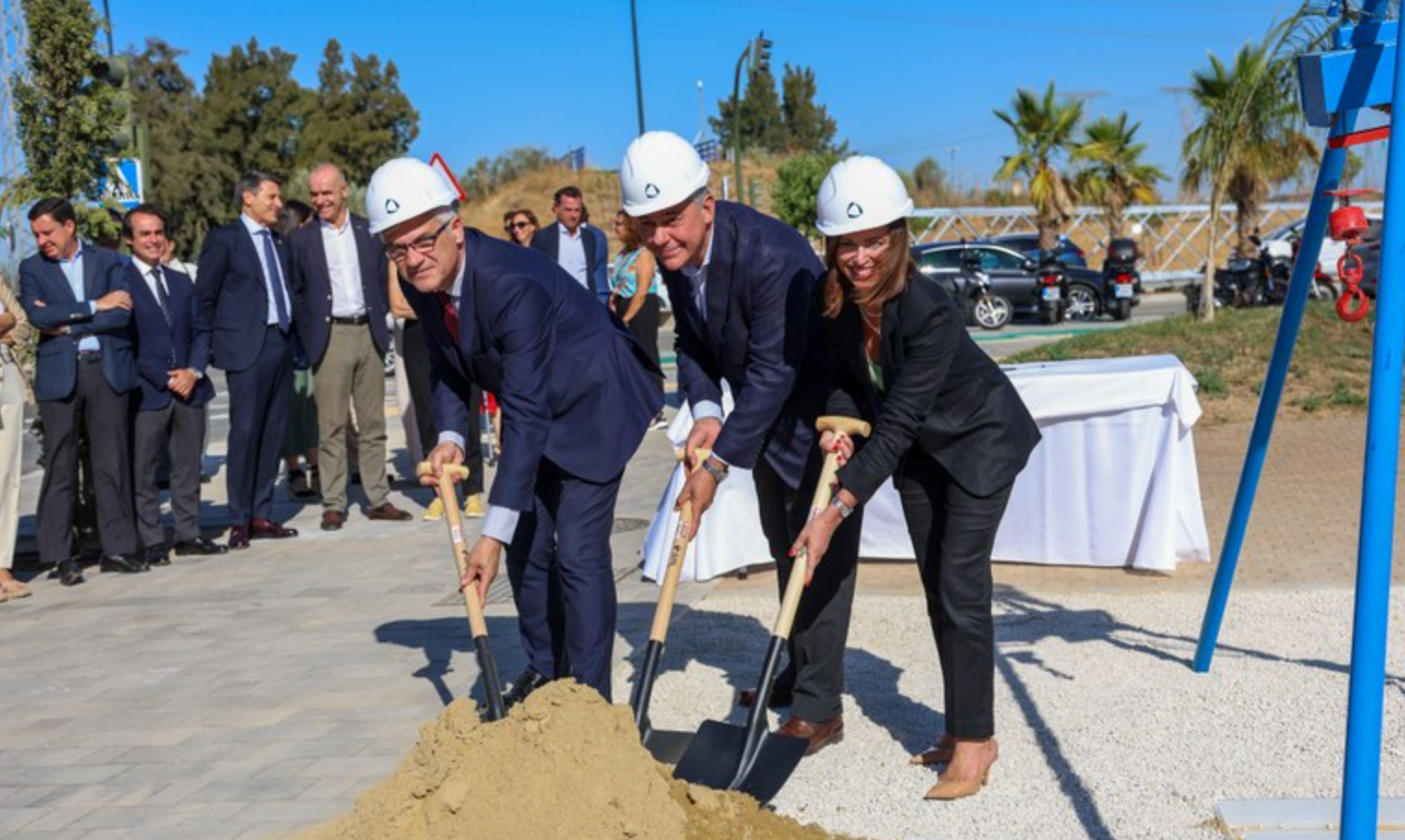 El alcalde de Sevilla, en la primera piedra de las VPO que se construyen en Palmas Altas.