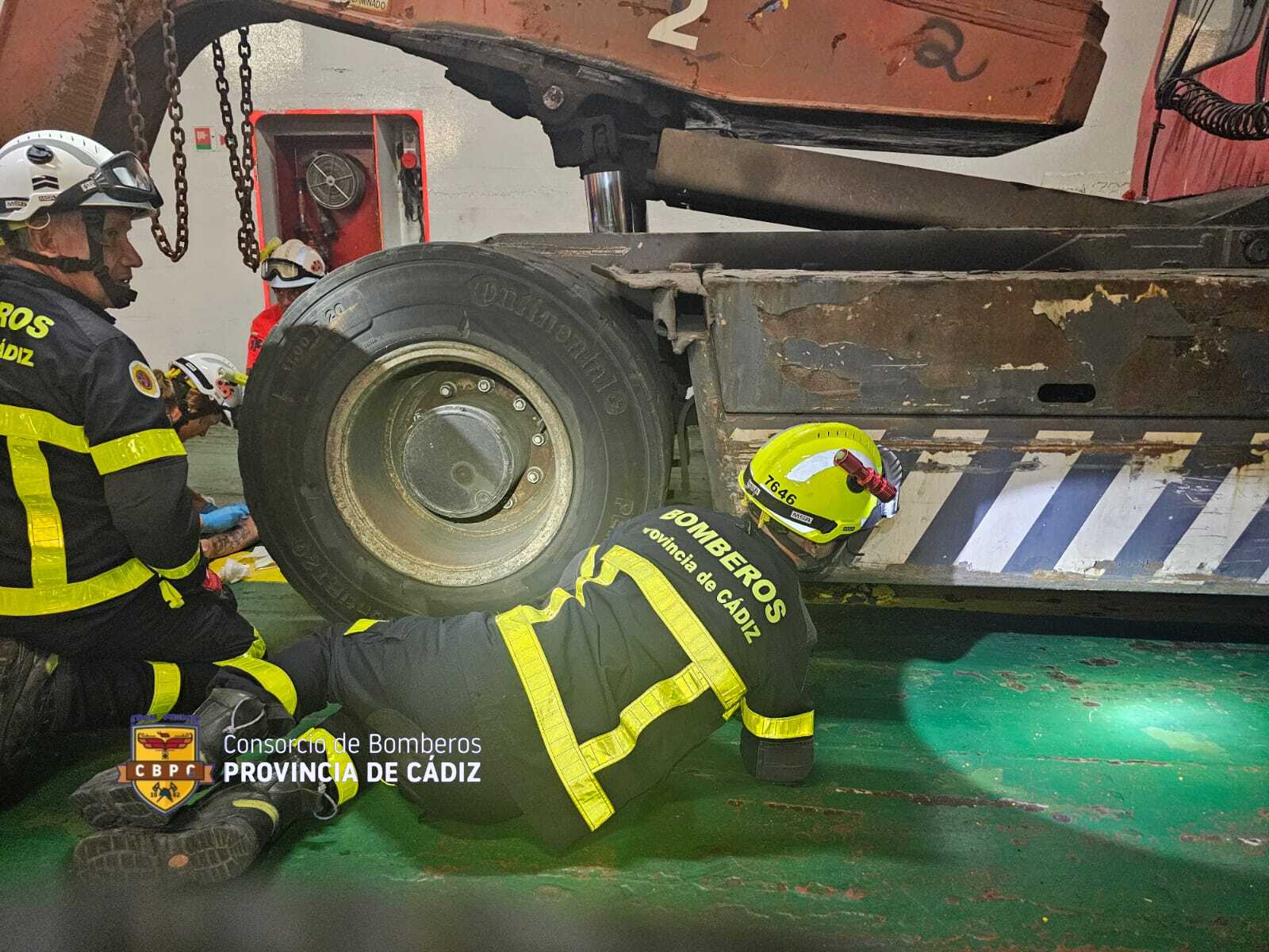 Los bomberos, en el rescate del trabajador dentro de un buque en el Puerto de Cádiz.