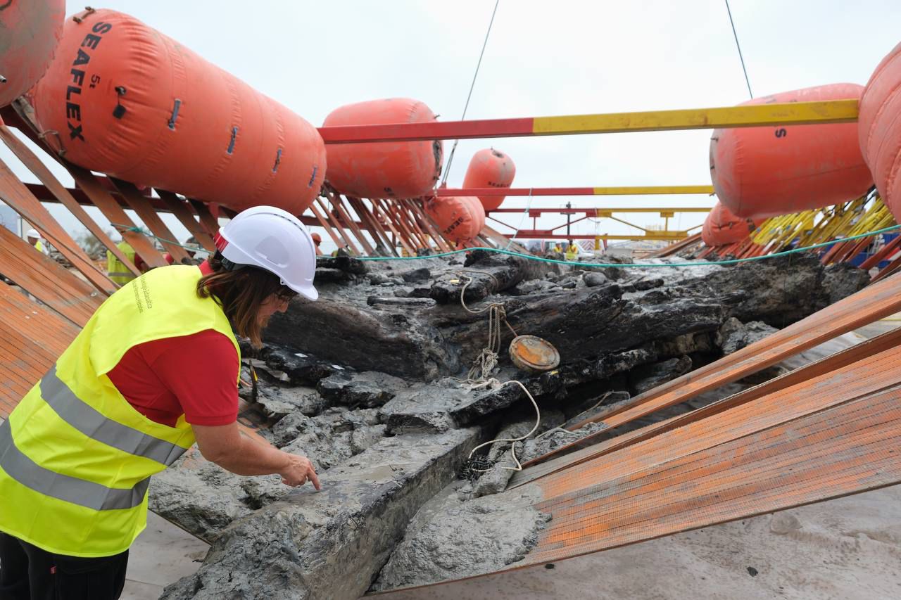 El pecio hundido y sacado a flote en el Puerto de Cádiz. El pecio hundido y sacado a flote en el Puerto de Cádiz.