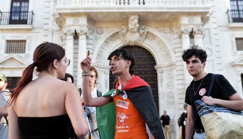 Carlos Ochoa, detenido en su casa por presuntamente pintar un cajero en Sevilla, en una imagen de la acampada semanas atrás.
