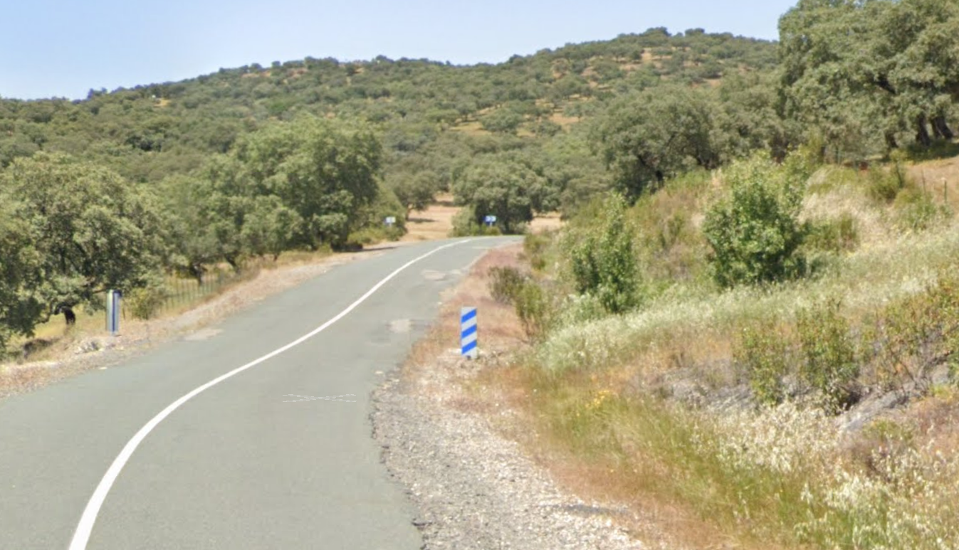 El kilómetro 20 de la carretera A-5301, en la Sierra Norte de Sevilla, dentro del término municipal de Almadén de la Plata.