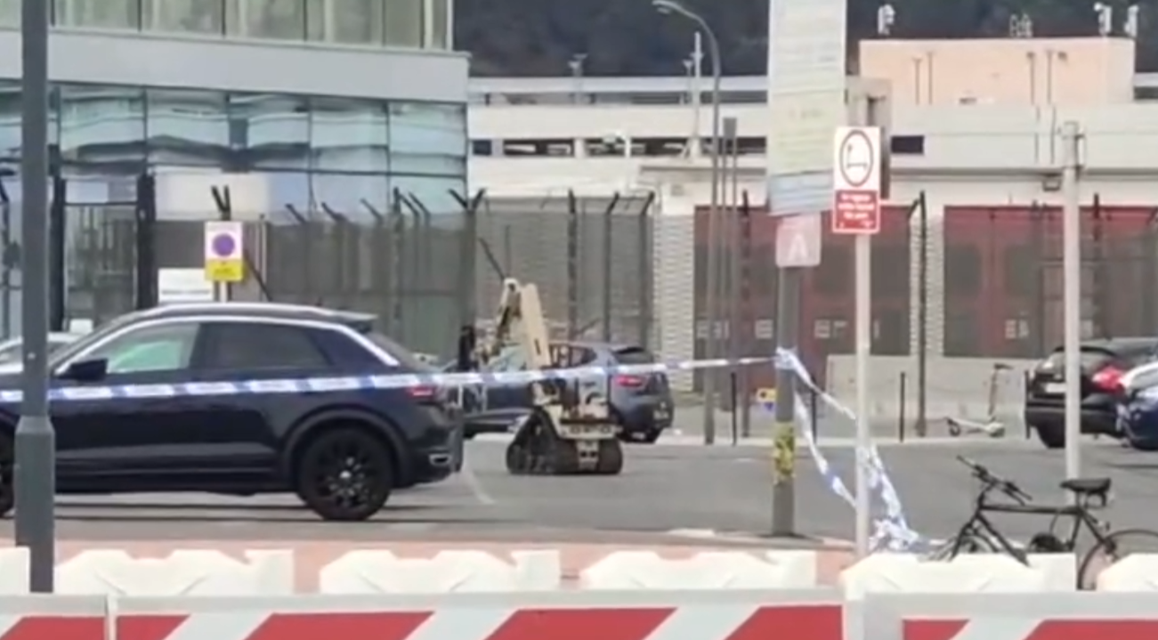 Un robot en el aeropuerto de Gibraltar, tras encontrar un equipaje sospechoso en una imagen de la GBC.