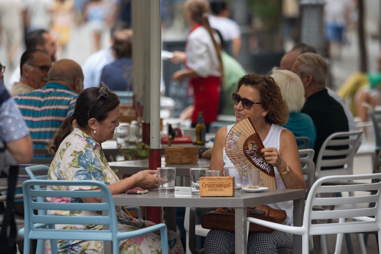 Una mujer se abanica para combatir el calor en Andalucía. Una mujer se abanica para combatir el calor en Andalucía.