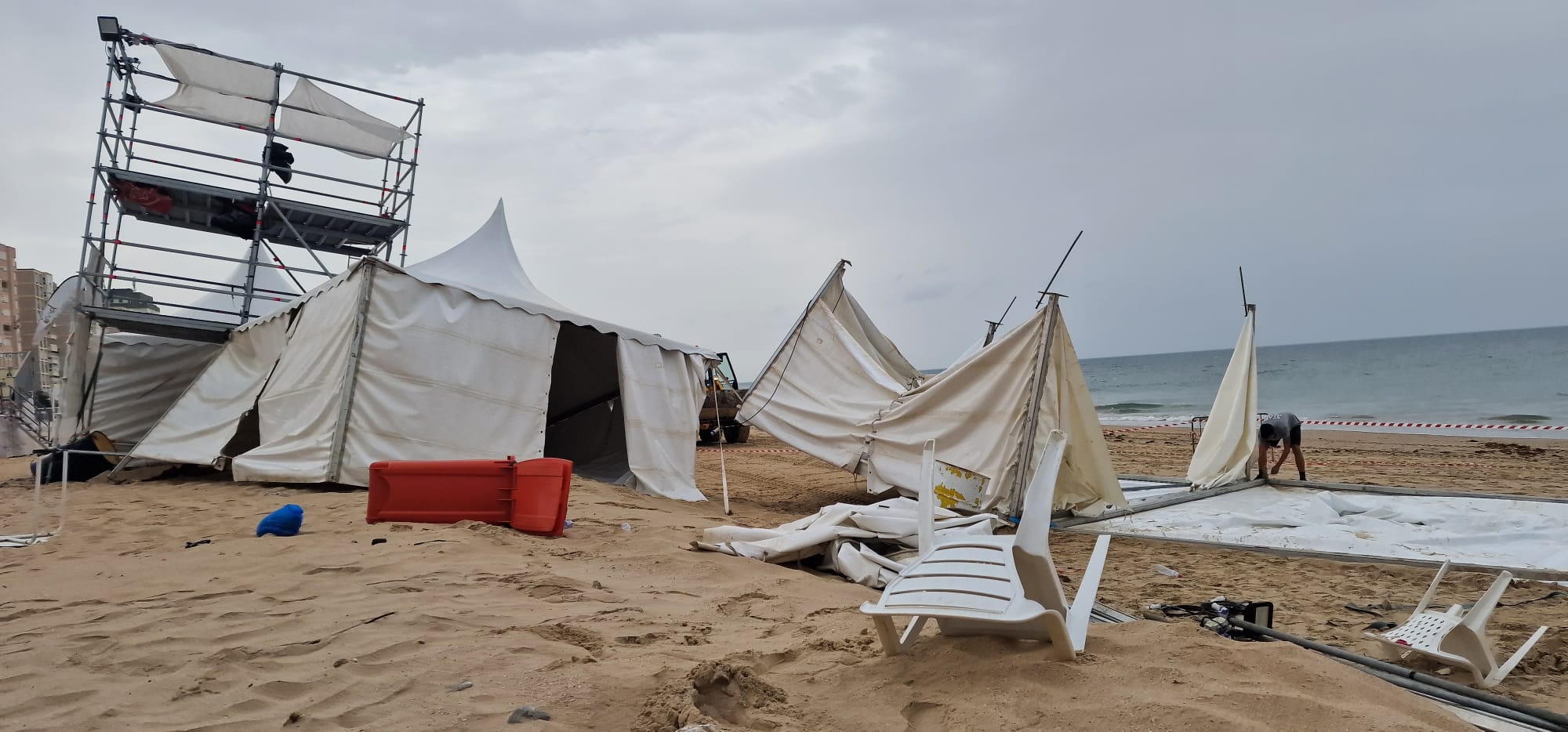 Estado en que han quedado las instalaciones de fútbol playa, en una imagen de Onda Cádiz.