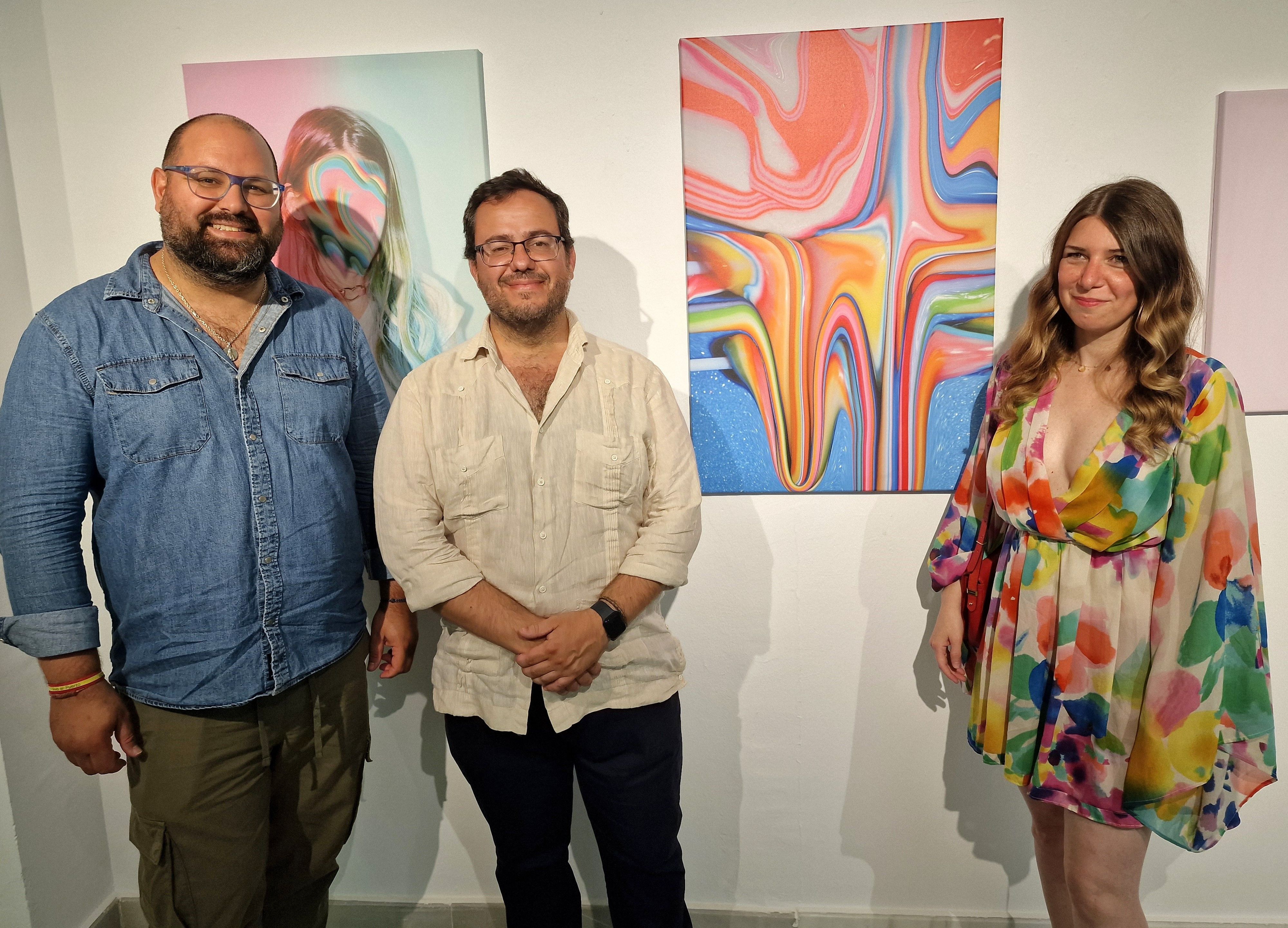 La artista de la fotografía y el delegado en la apertura de la exposición. 