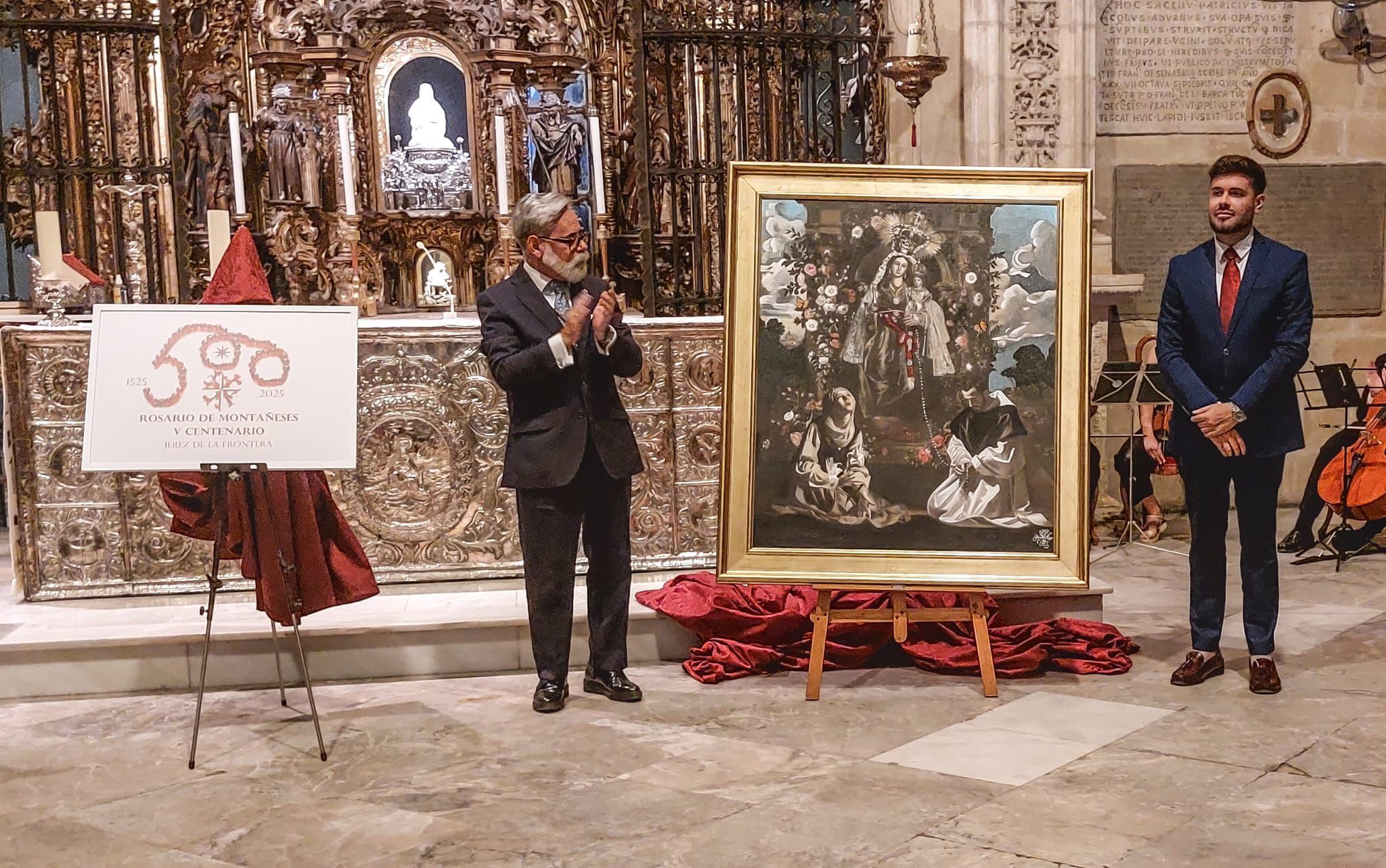 El hermano mayor y el autor del cartel en la presentación en Santo Domingo, ante el altar de Consolación y donde se ve el logotipo de la efeméride. El hermano mayor y el autor del cartel en la presentación en Santo Domingo, ante el altar de Consolación y donde se ve el logotipo de la efeméride.