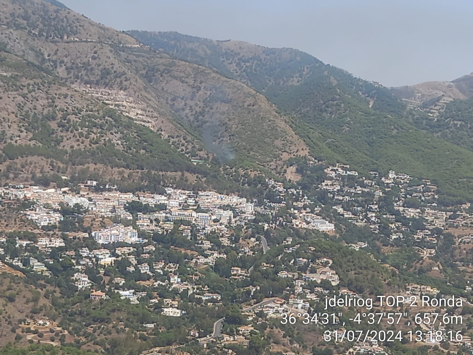 Imagen compartida por el Infoca donde se aprecia la columna de humo provocada por el incendio.