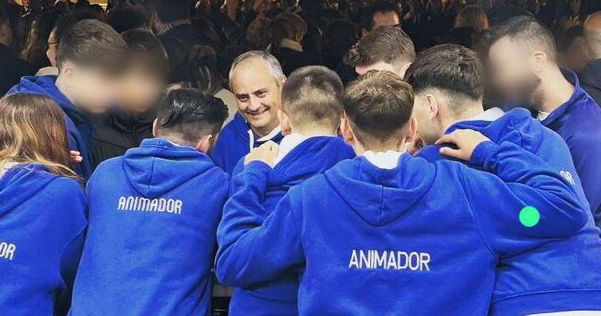 El cura Marco Antonio Martínez, rodeado de jóvenes. El cura Marco Antonio Martínez, rodeado de jóvenes.