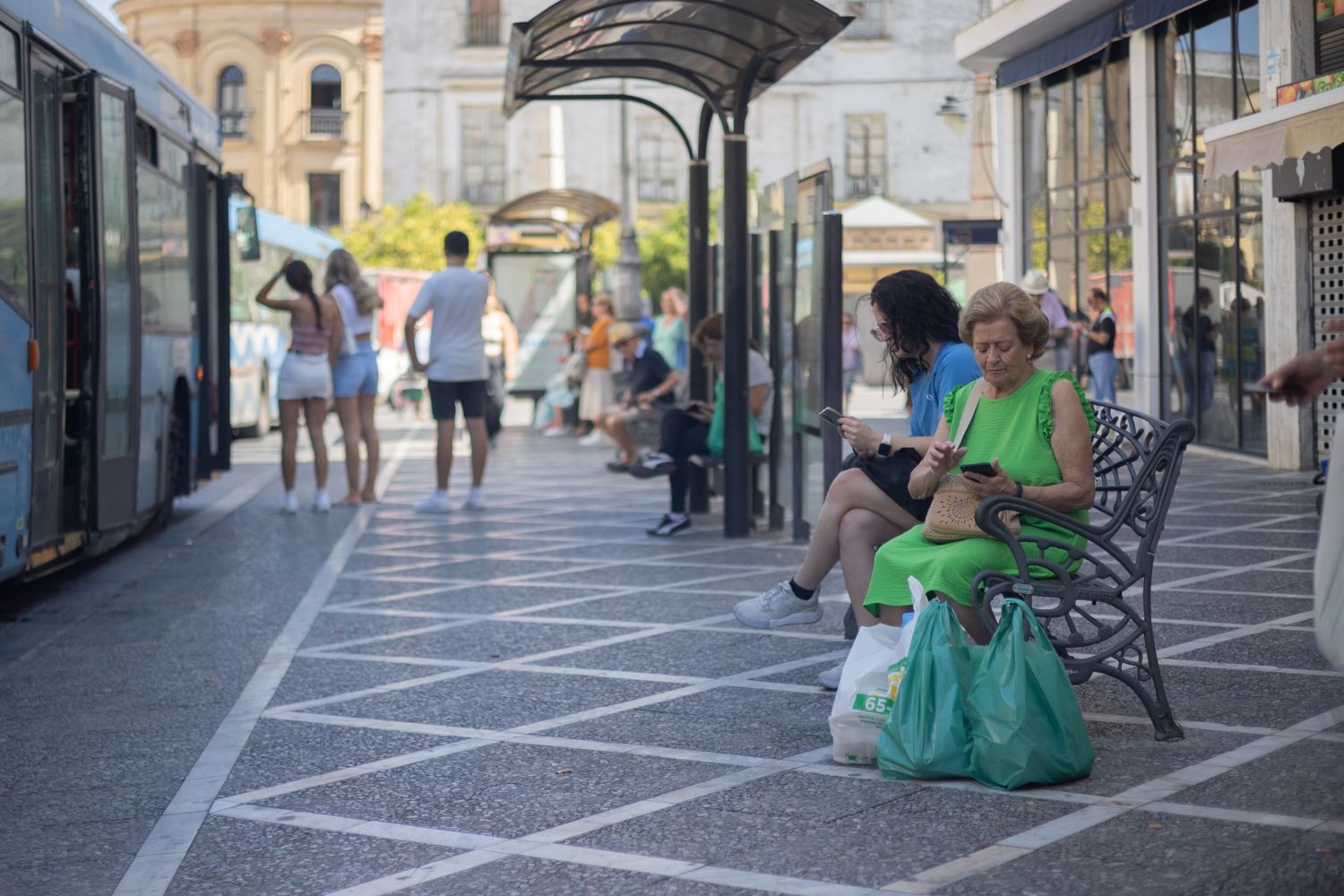 Una parada de autobús en el centro de Jerez.