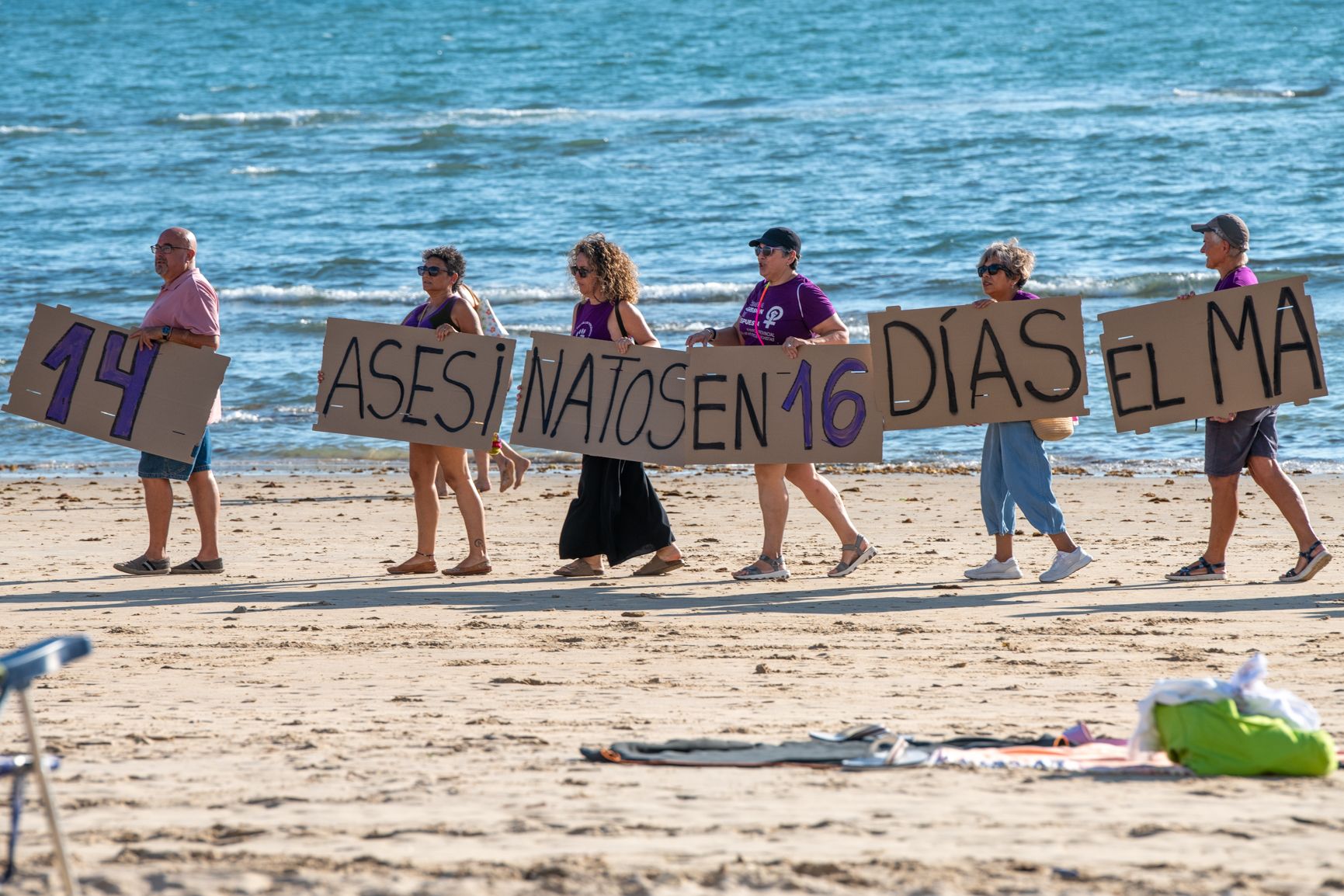 Marcha performance contra la violencia machista en Cádiz