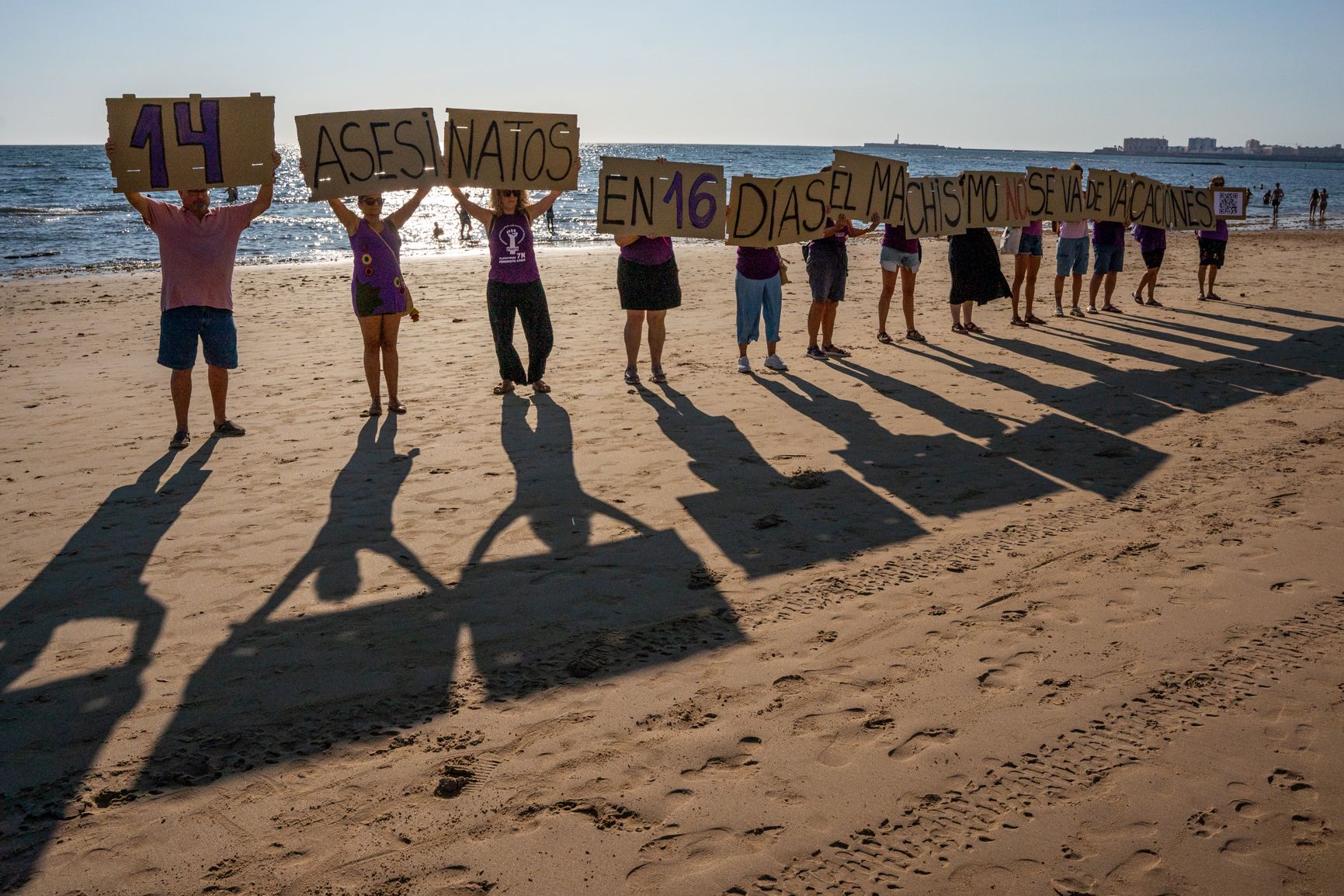 Marcha performance contra la violencia machista en Cádiz