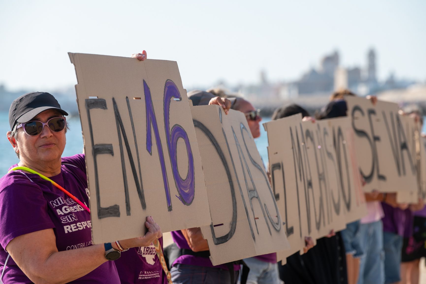 Marcha performance contra la violencia machista en Cádiz