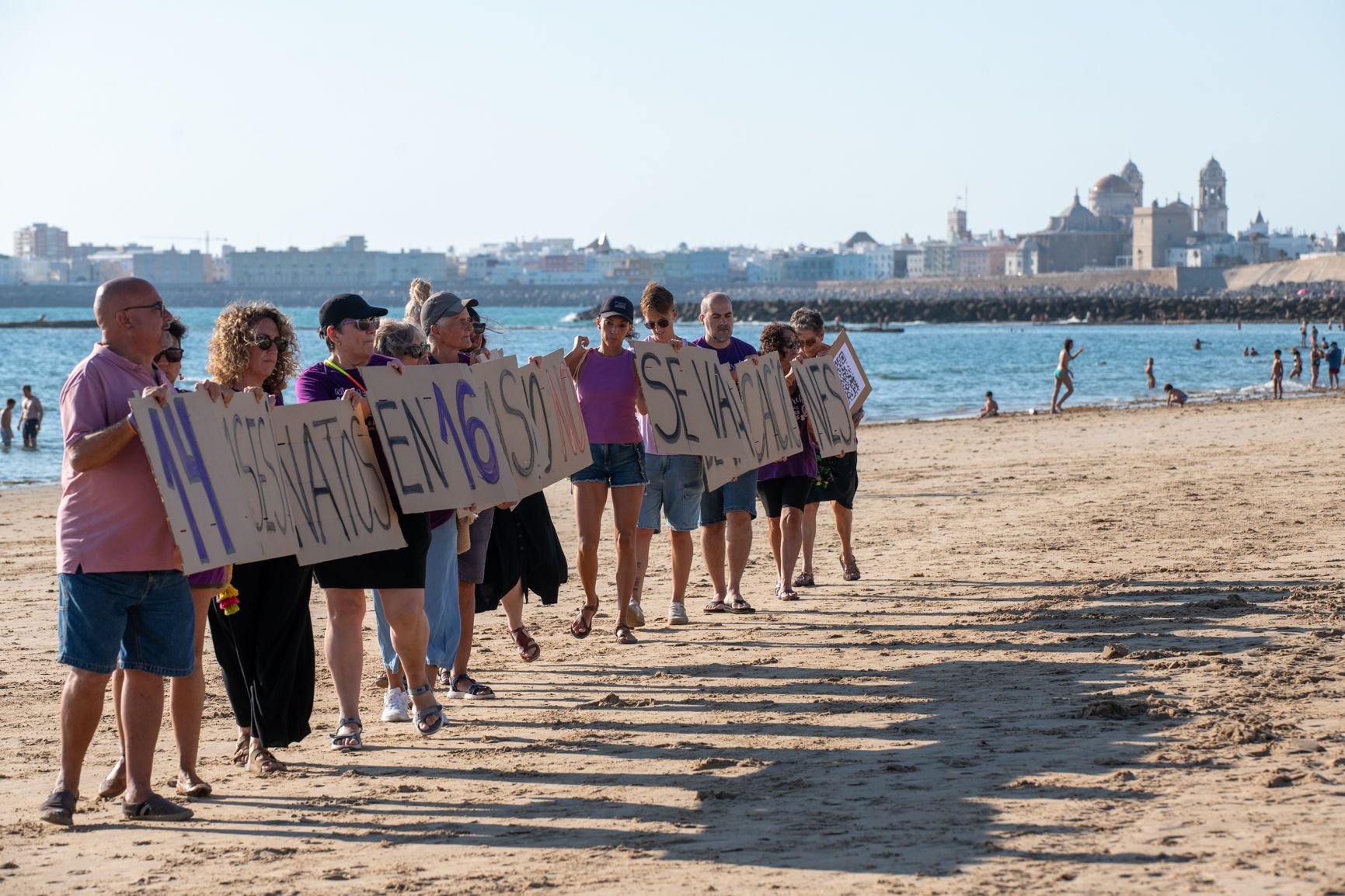 Marcha performance contra la violencia machista en Cádiz