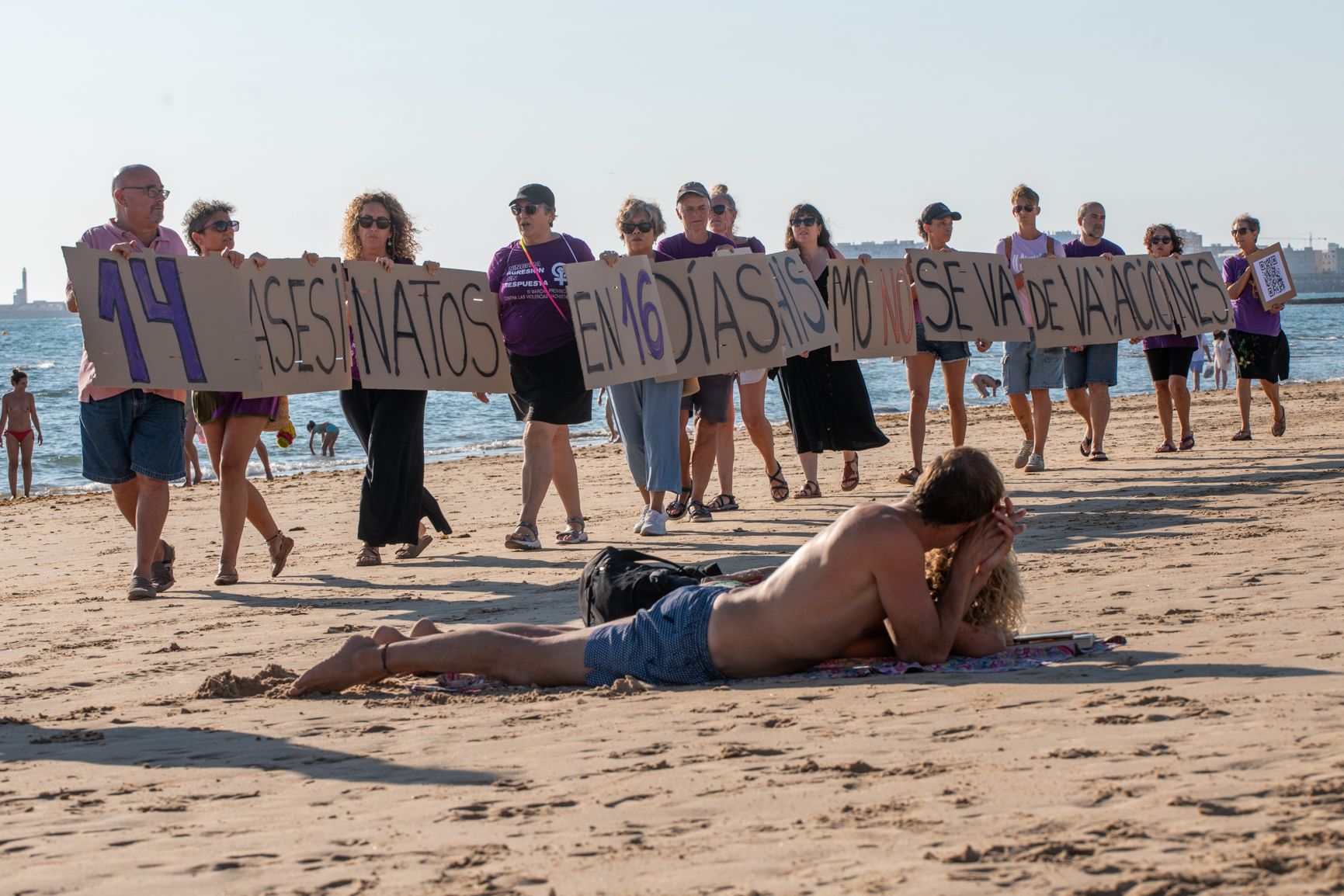 Marcha performance contra la violencia machista en Cádiz