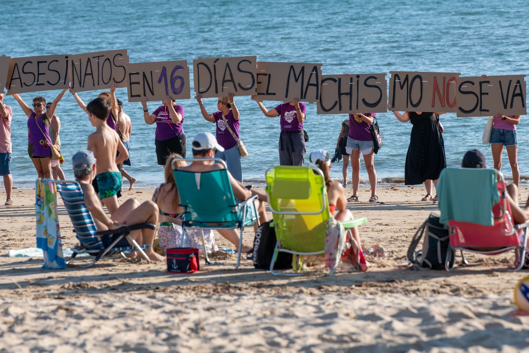 Marcha performance contra la violencia machista en Cádiz