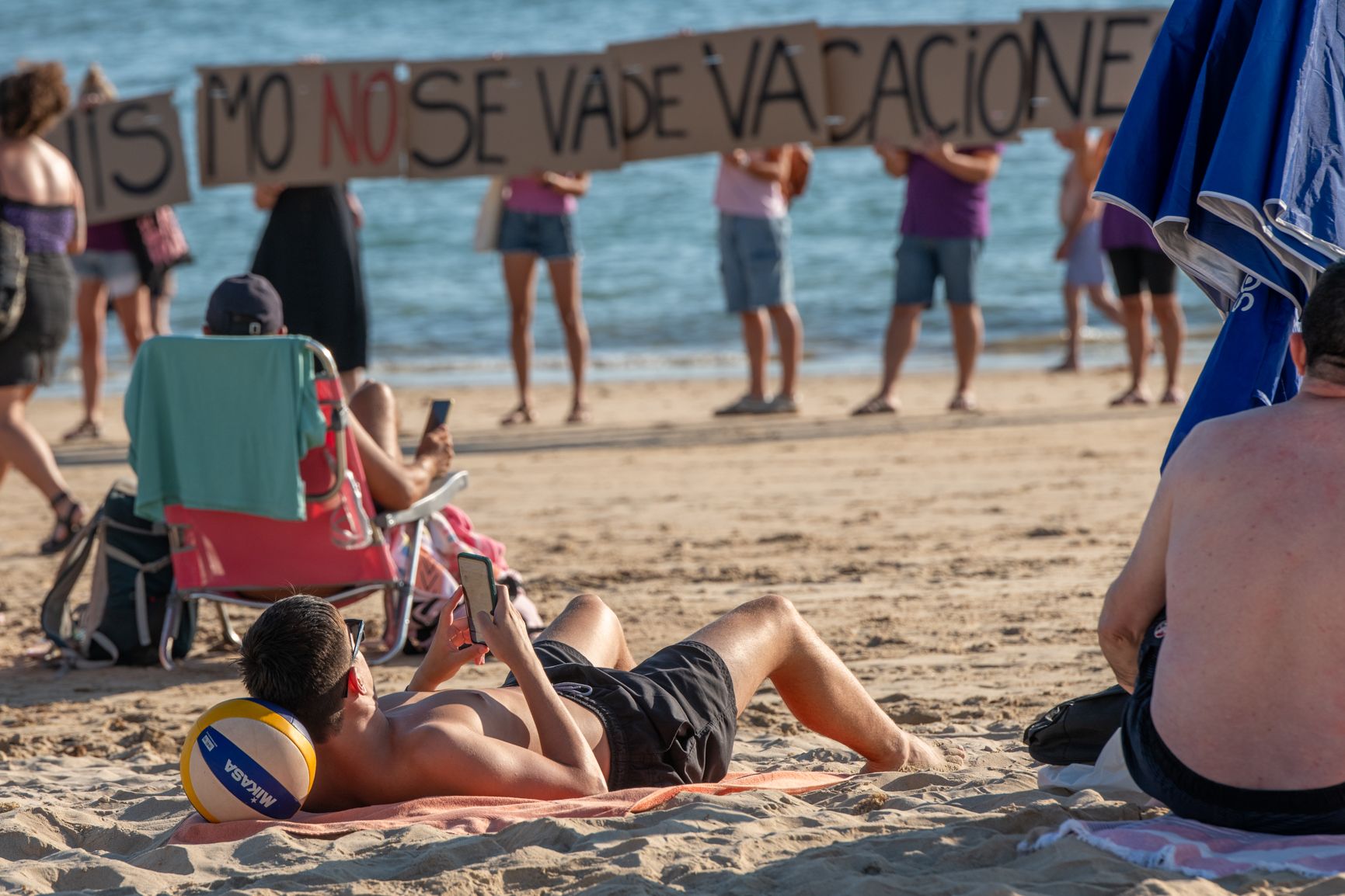Marcha performance contra la violencia machista en Cádiz