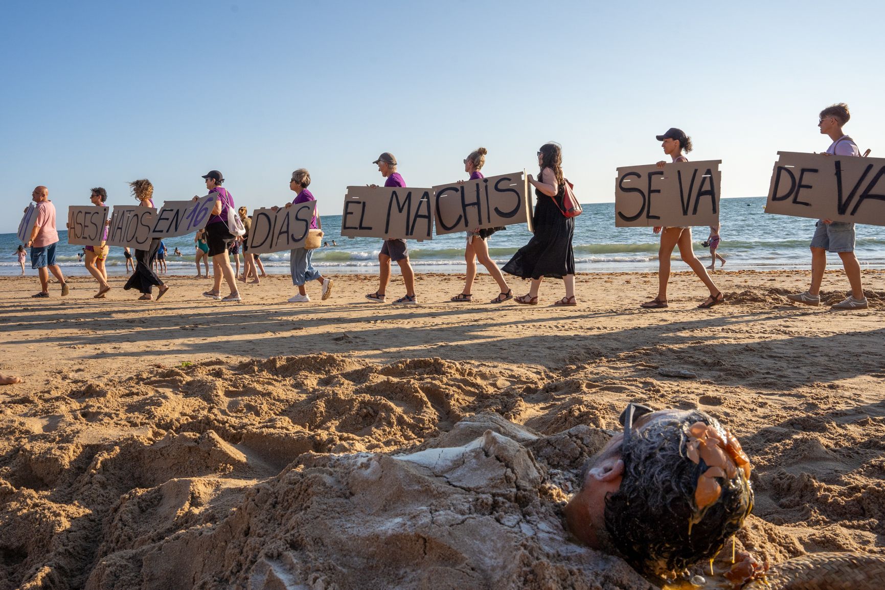 Marcha performance contra la violencia machista en Cádiz