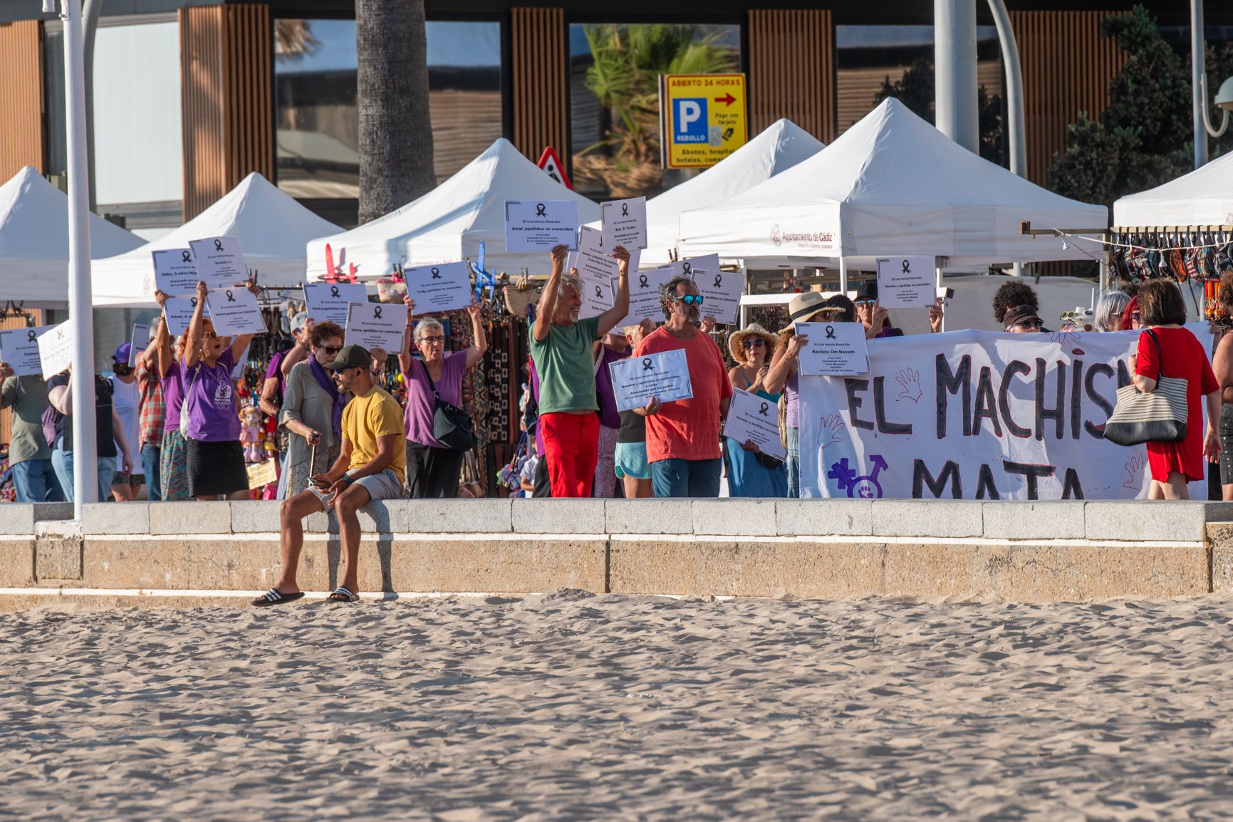 Marcha performance contra la violencia machista en Cádiz