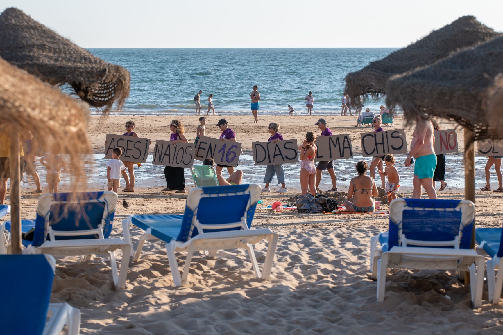 Marcha performance contra la violencia machista en Cádiz