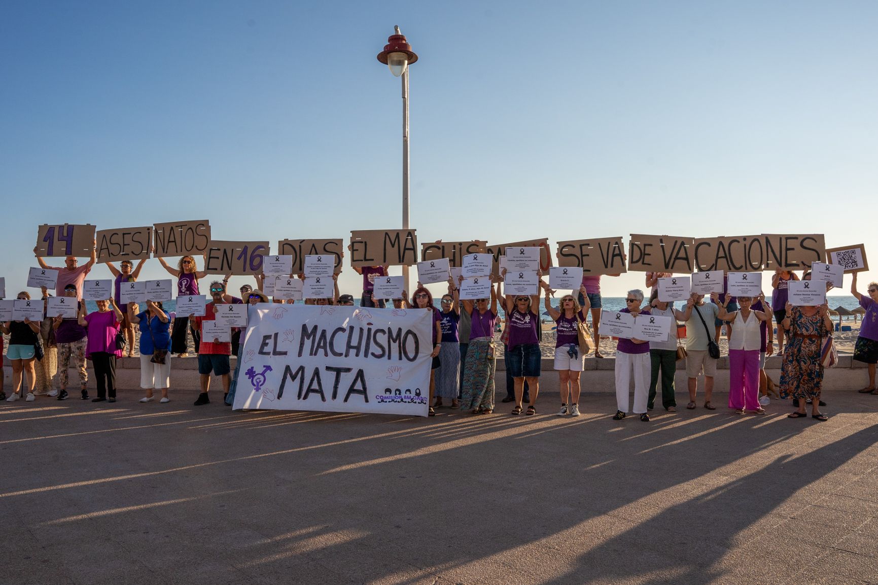 Marcha performance contra la violencia machista en Cádiz