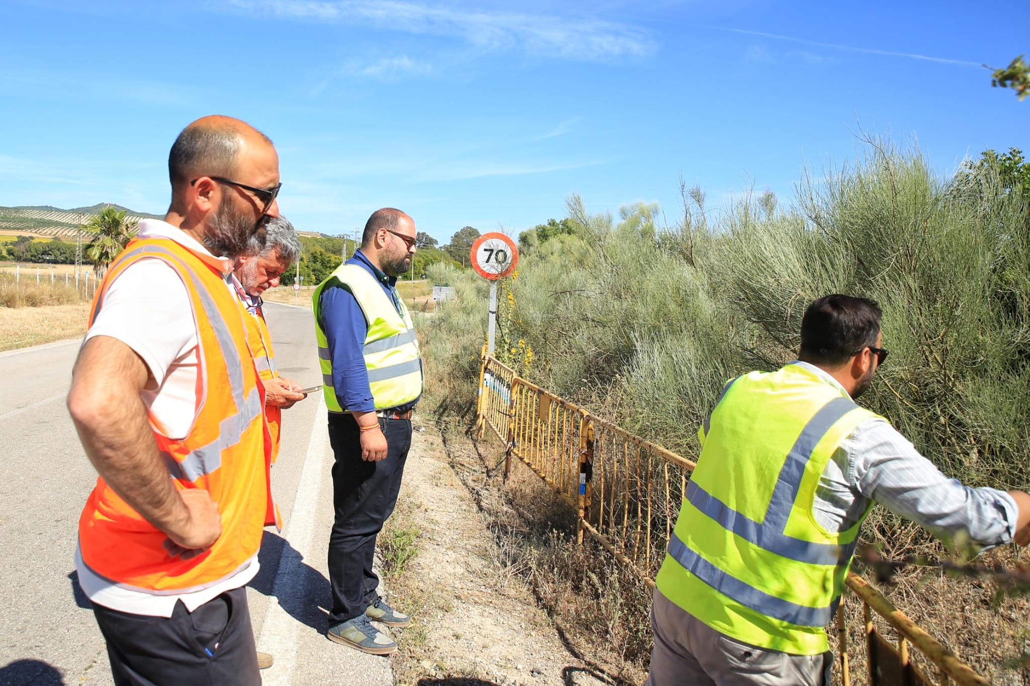 El responsable del Área de Cooperación de Diputación y personal técnico de la institución en la carretera reparada. 
