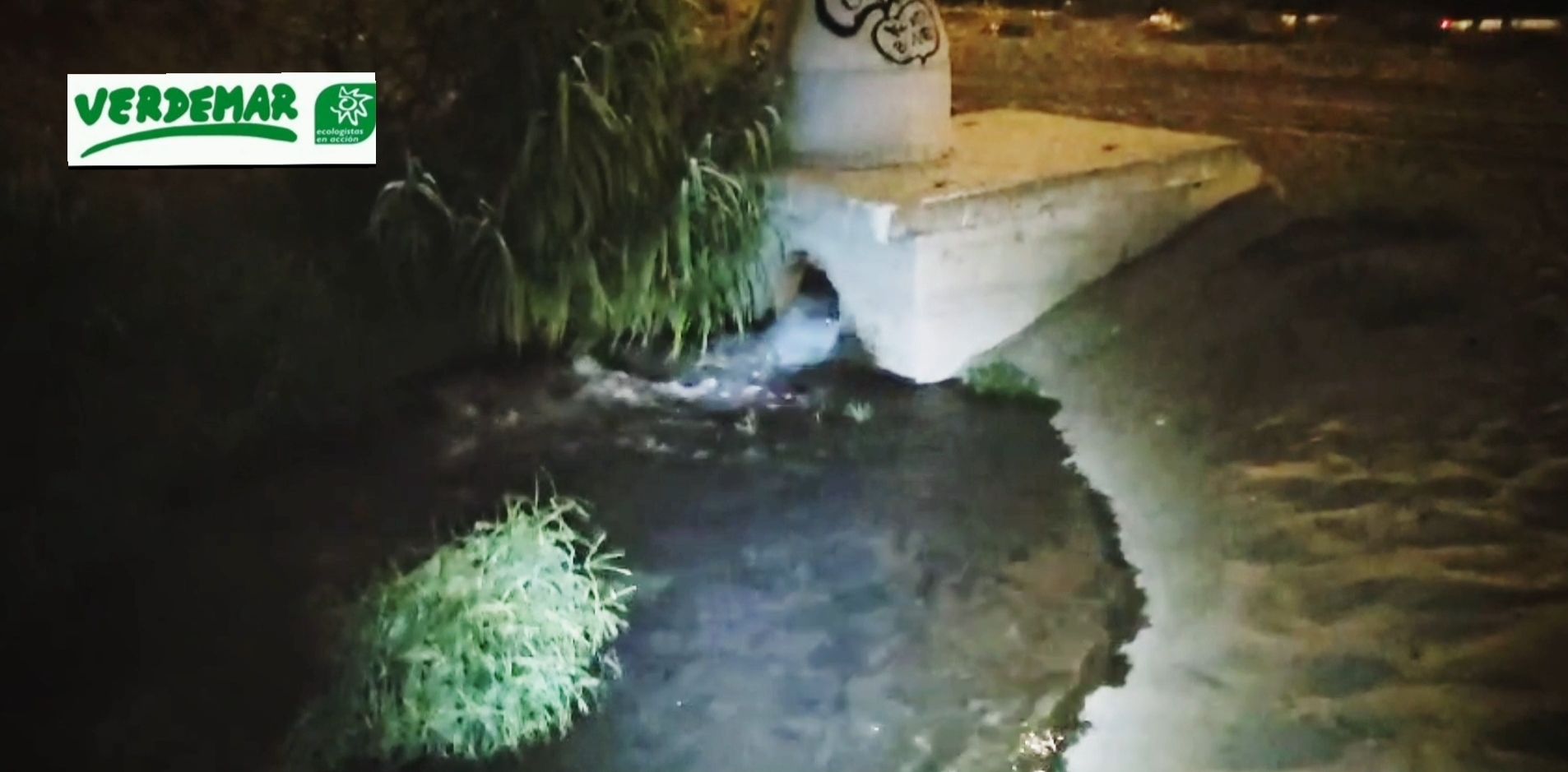El vertido de aguas fecales y pluviales hacia la playa en La Línea. El vertido de aguas fecales y pluviales hacia la playa en La Línea.