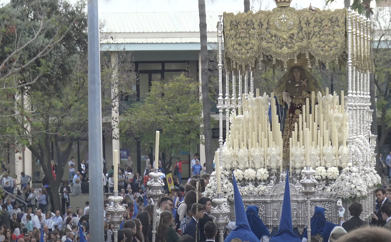 Este es el paso de palio de la Virgen de Amor y Sacrificio de Dos Hermanas. 