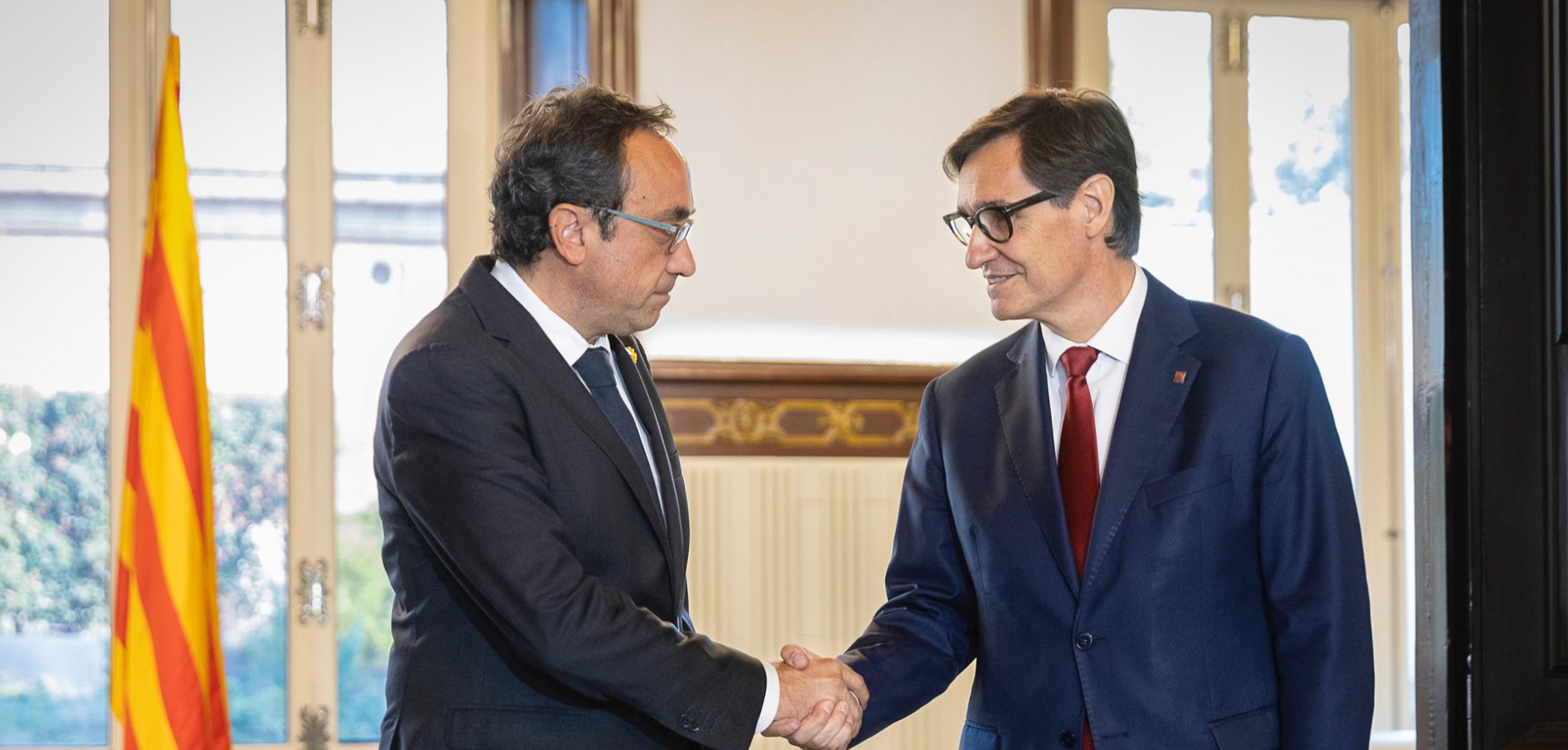 Salvador Illa, con el presidente del Parlament, Josep Rull, este martes.