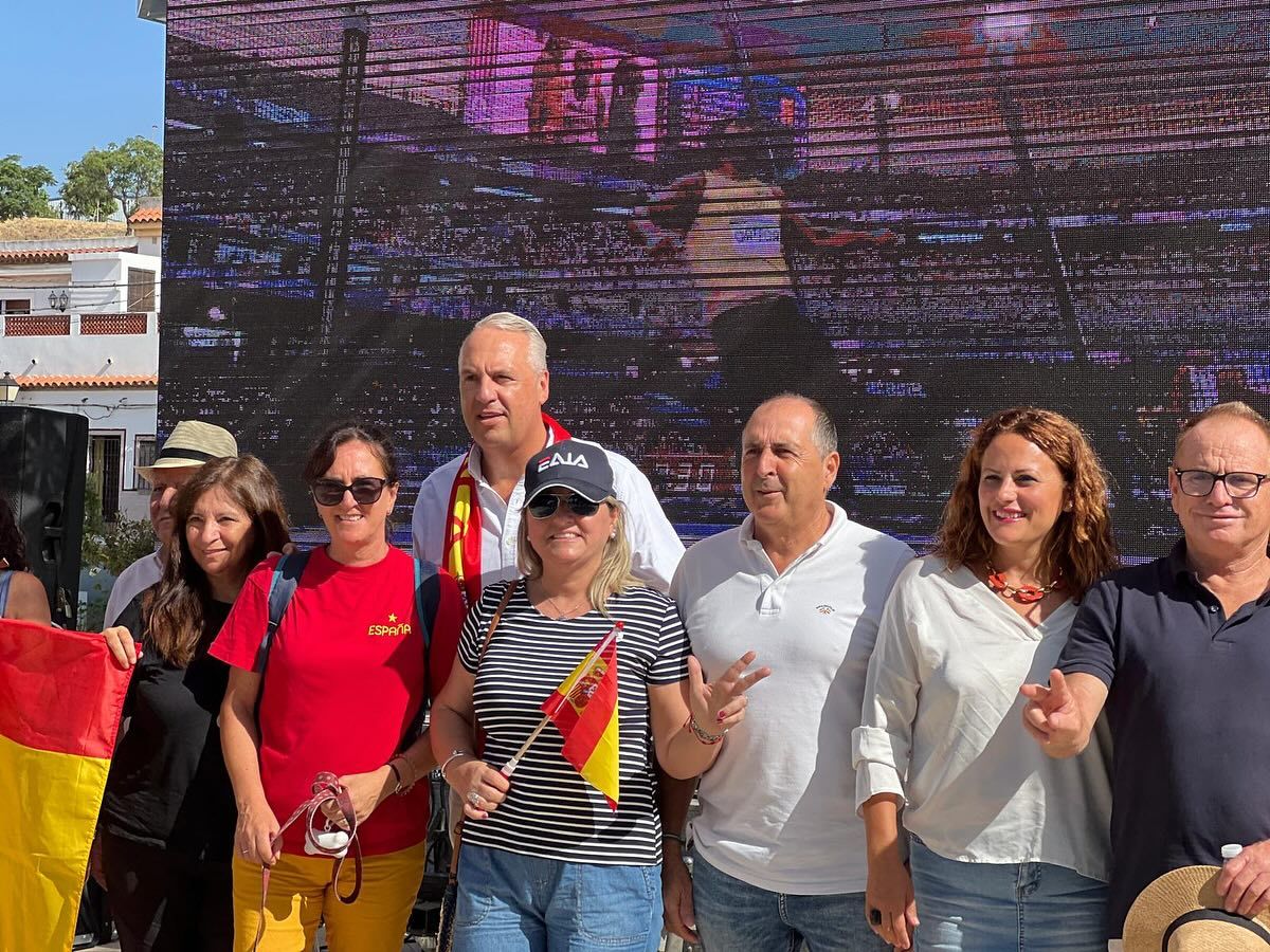 El alcalde de San Roque, Juan Carlos Ruiz Boix, en la pantalla gigante instalada el lunes.