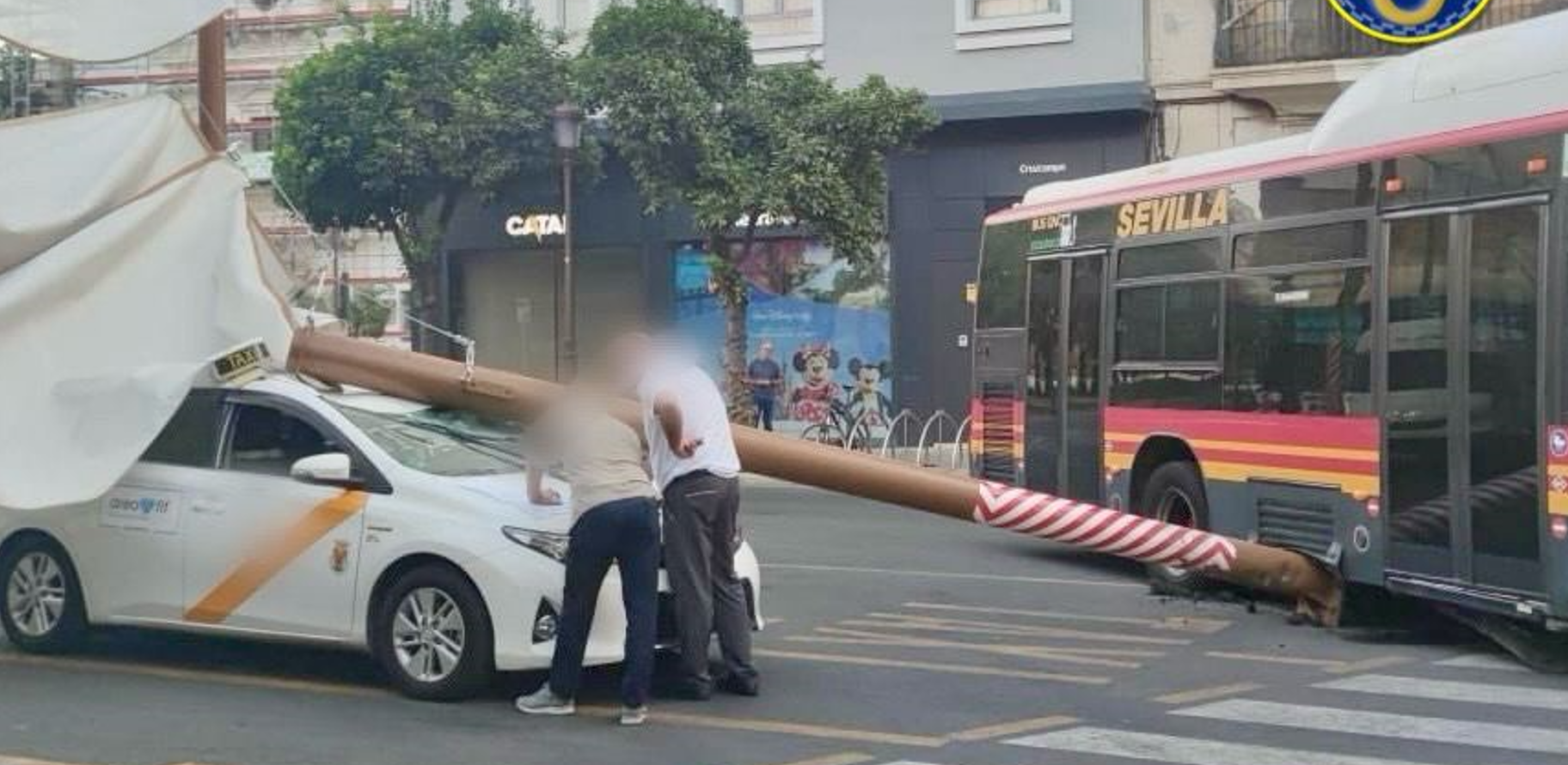 El poste de los toldos, en la plaza del Duque, en una imagen de Emergencias Sevilla.