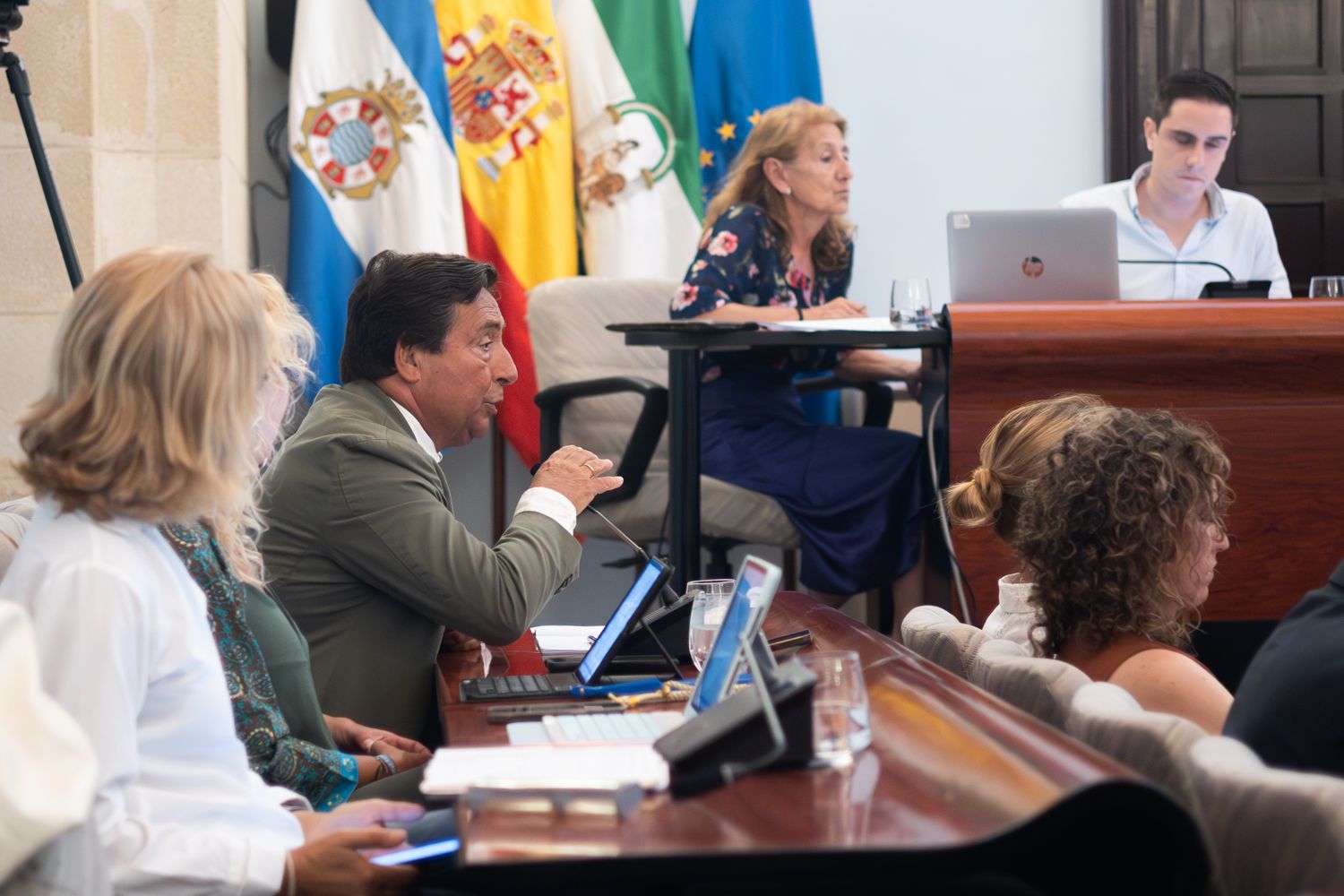 El pleno urgente de agosto en Jerez, en imágenes: el estreno de un nuevo edil socialista en una sesión muy 'económica'.
