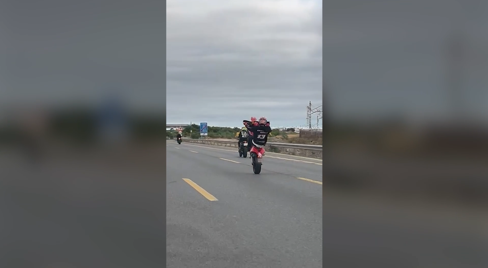 Haciendo el 'caballito' y adelantando por la derecha.