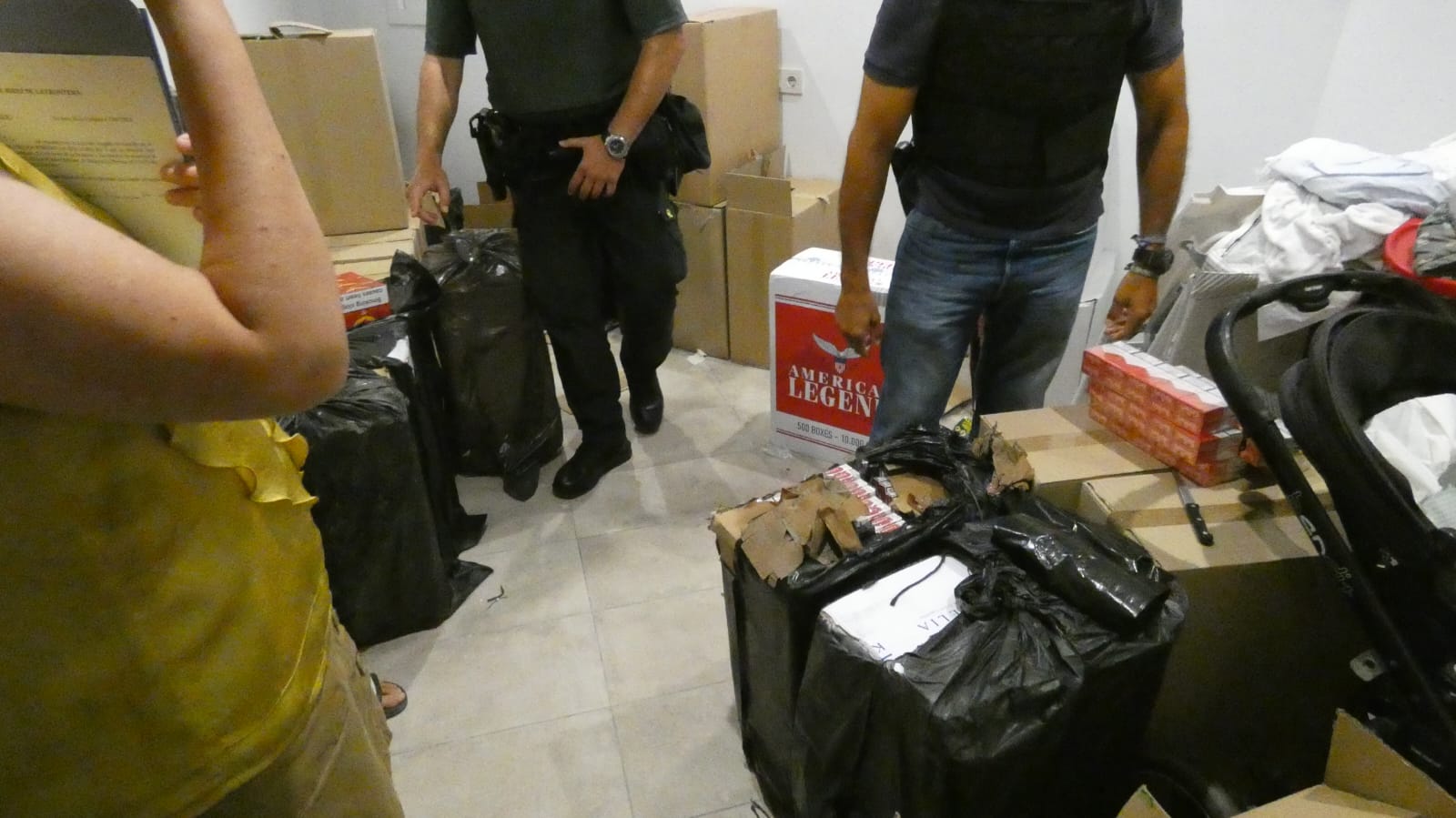 Cajetillas de tabaco de contrabando incautadas por los agentes durante uno de los registros.