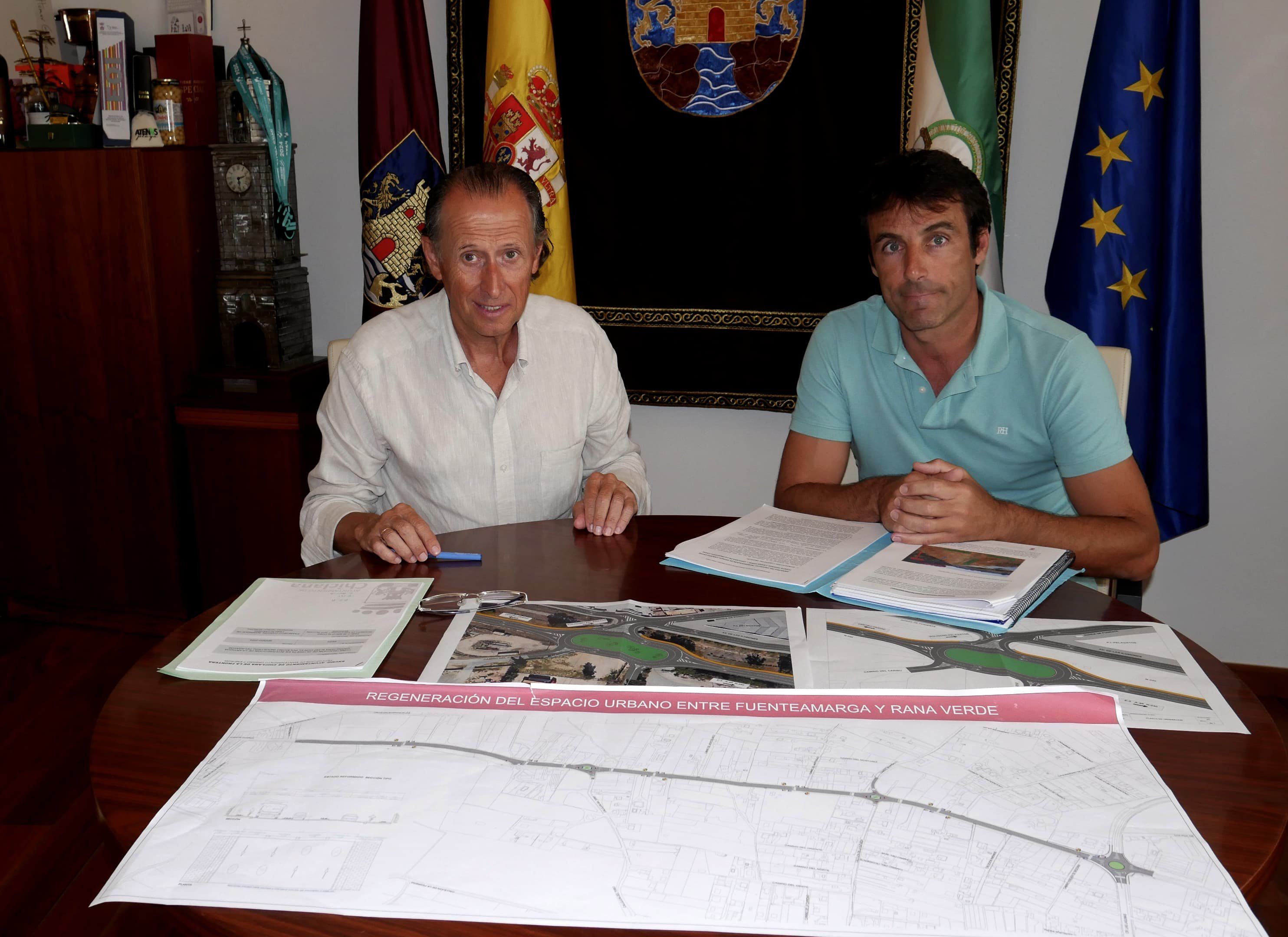 El alcalde y el técnico municipal repasando al proyecto de la reconversión de la carretera. 