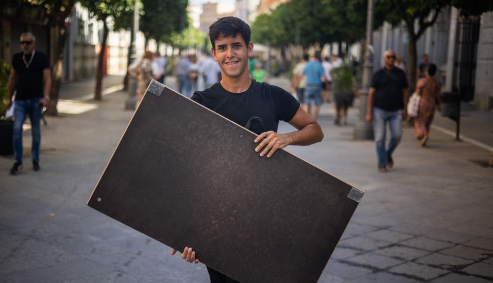 El bailaor con la tabla que portea cada día para que resuene con fuerza el taconeo.