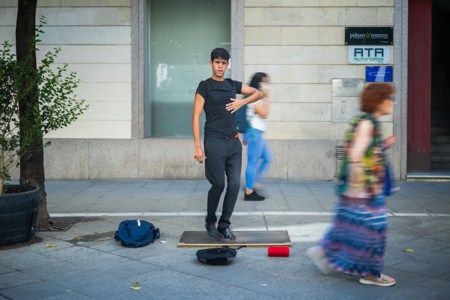 Mario, en la calle Larga de Jerez, con un taconeo flamenco.