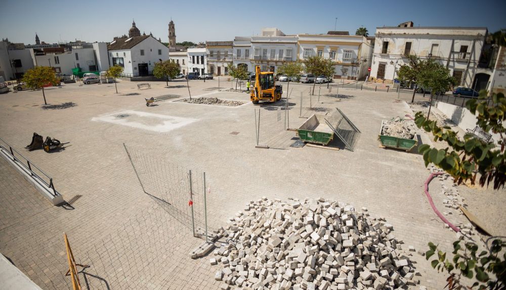 Aspecto general de l plaza con los primeros movimientos de las obras. 