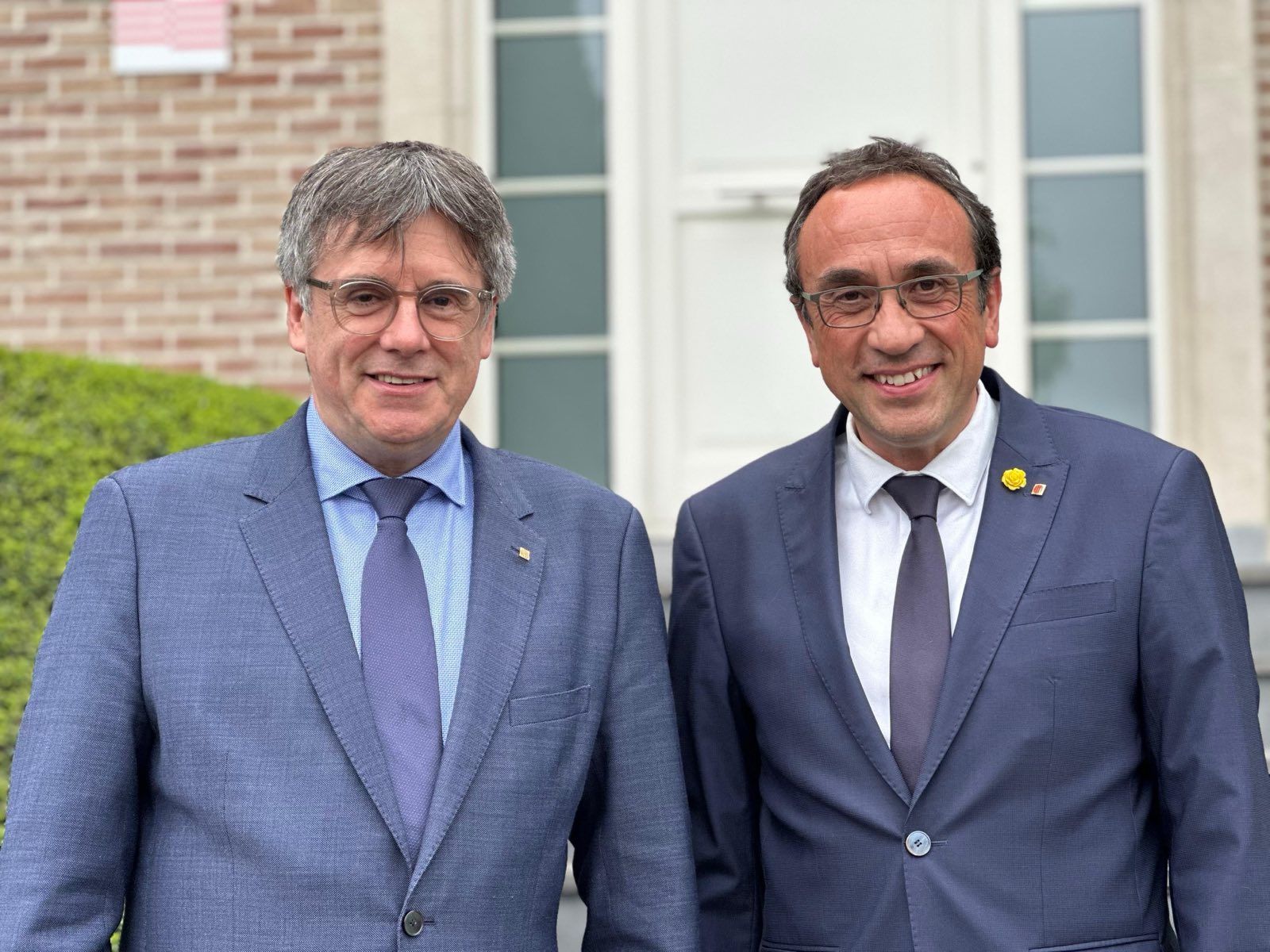 Puigdemont, en una imagen en su residencia en Bélgica con el president del Parlament catalán, el pasado junio. Puigdemont, en una imagen en su residencia en Bélgica con el president del Parlament catalán, el pasado junio.
